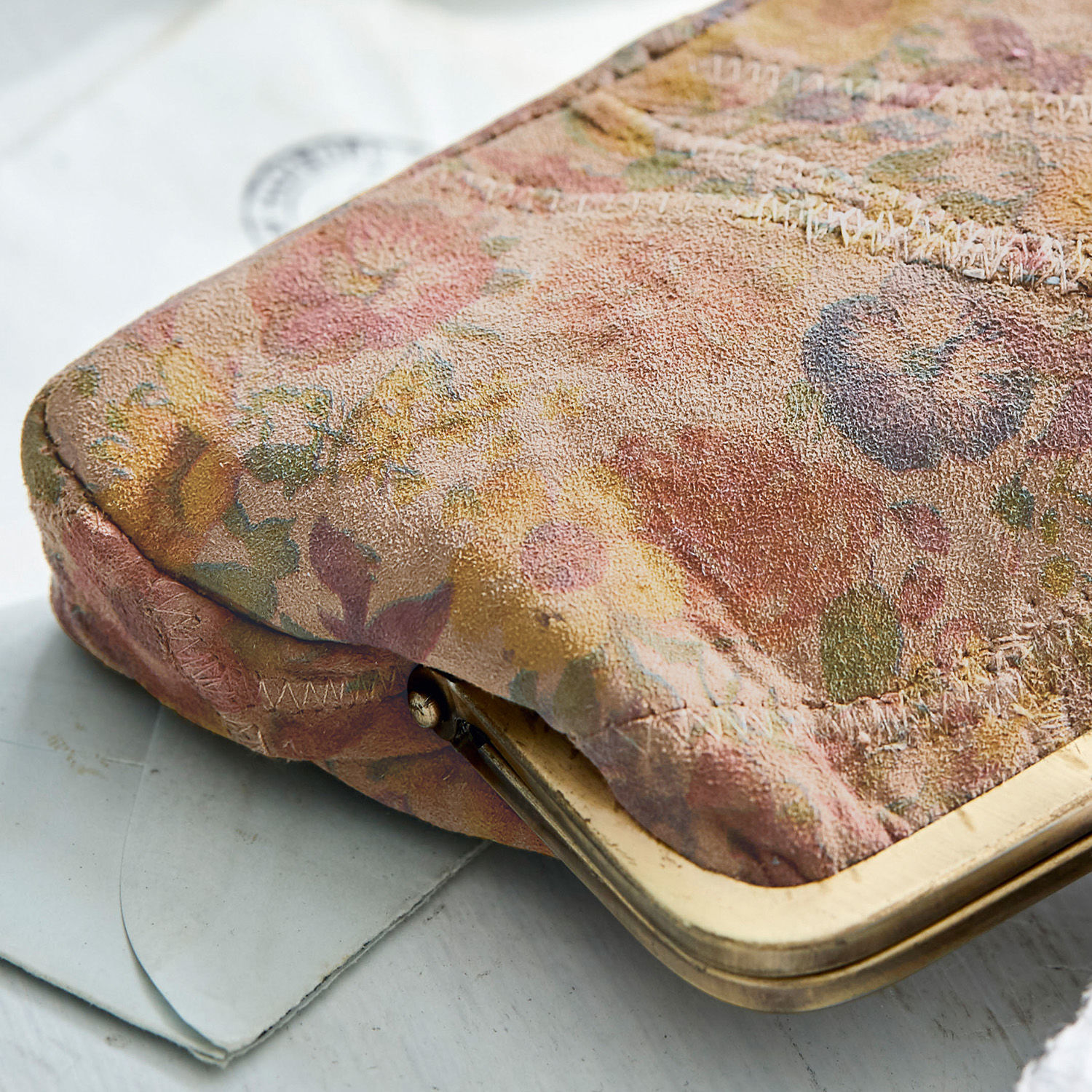 Rosa Wildleder-Portemonnaie mit floralem Muster und Metallrahmen für Kleingeld