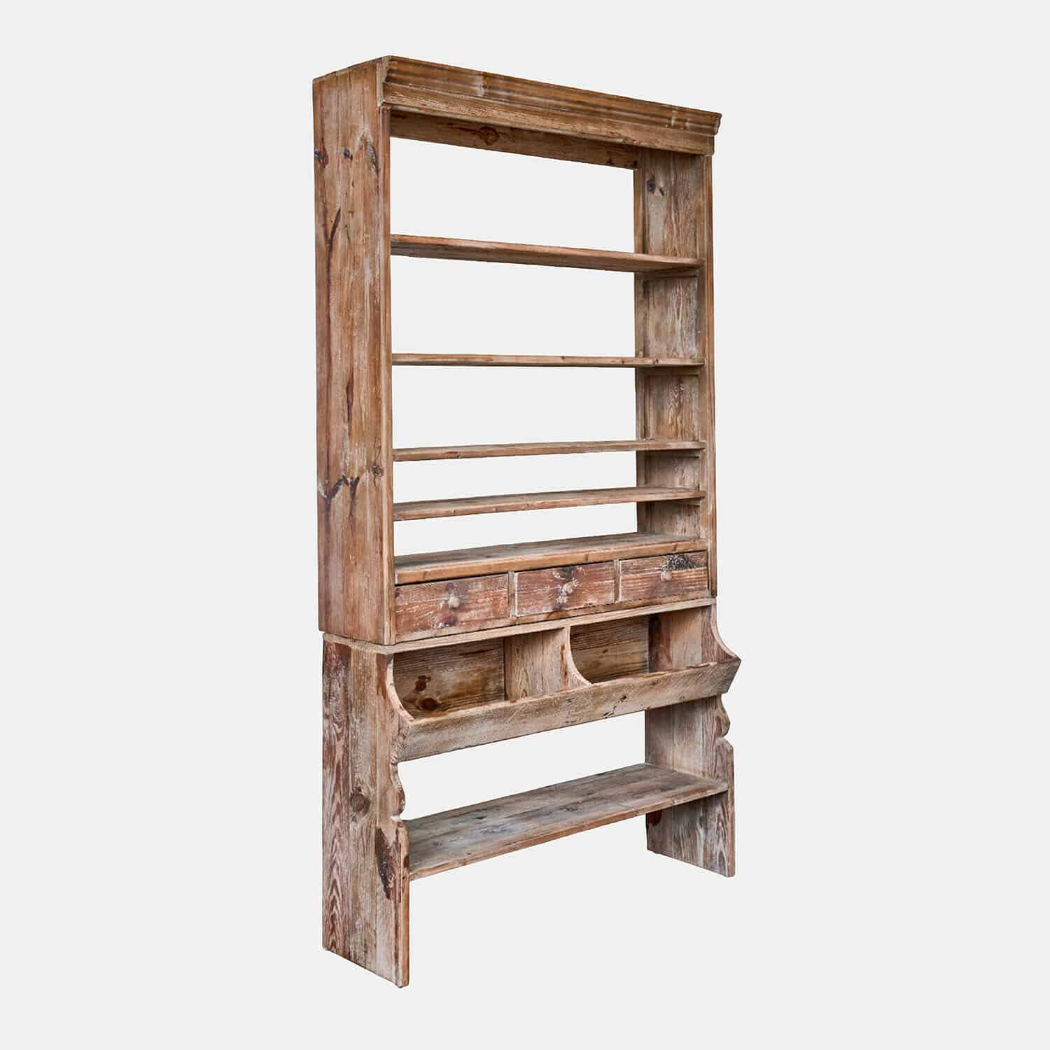 Rustikales Holzregal mit mehreren Ablagen und Schubladen in natürlicher, gealterter Optik