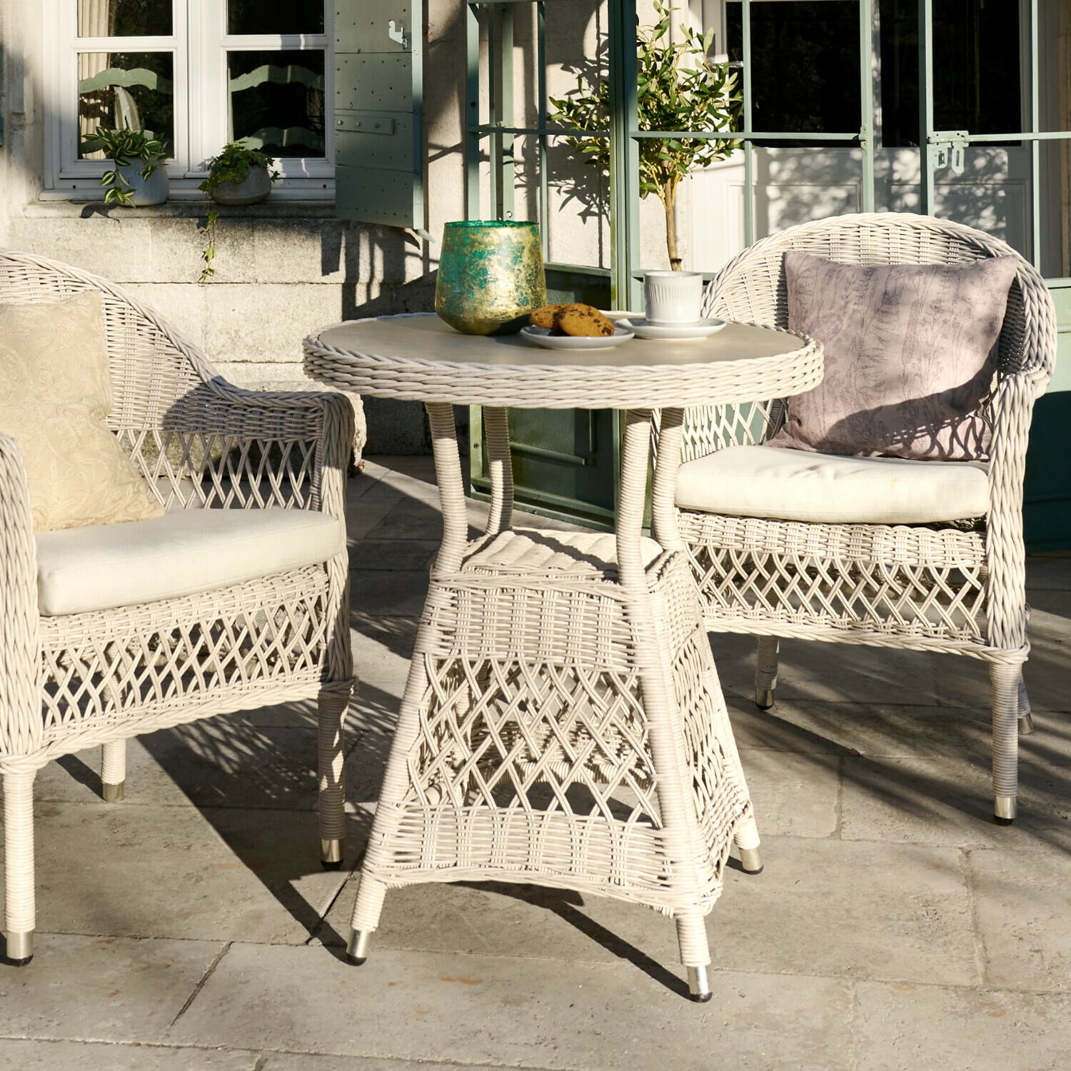 Tisch Solavine Weißes Rattan-Gartenmöbel-Set mit Kissen und Tisch für Terrasse oder Balkon