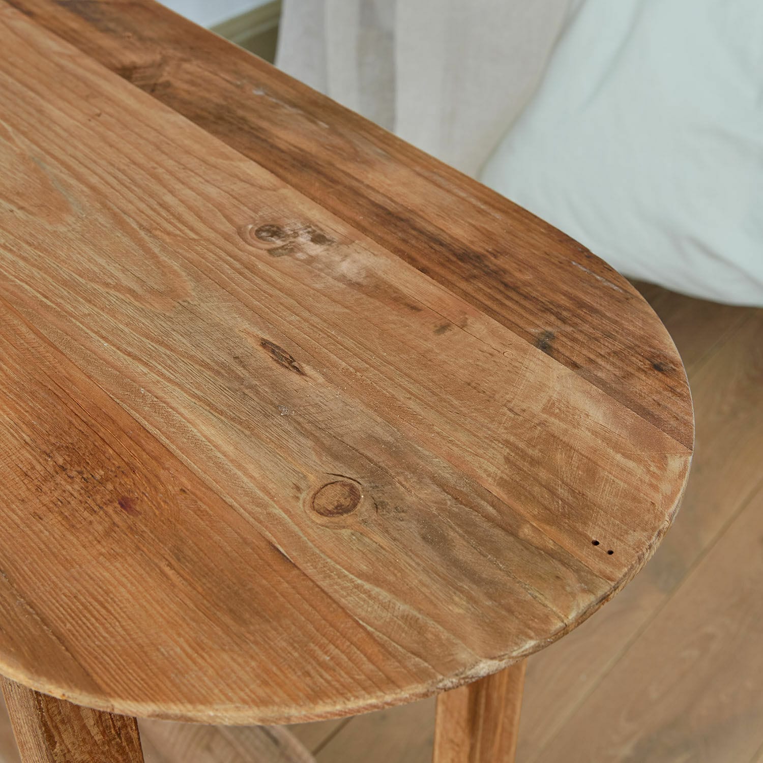 Tischplatte aus naturbelassenem Holz mit abgerundeter Form in warmem Braunton für Innenräume