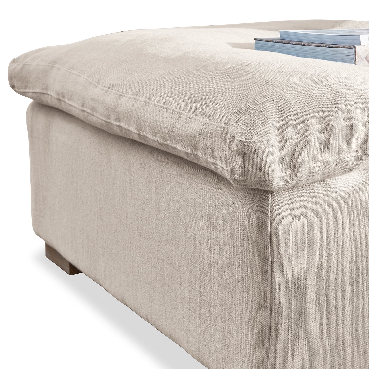 Beiger Polsterhocker aus weichem Stoff, ideal für Wohnzimmer und modernes Interieur