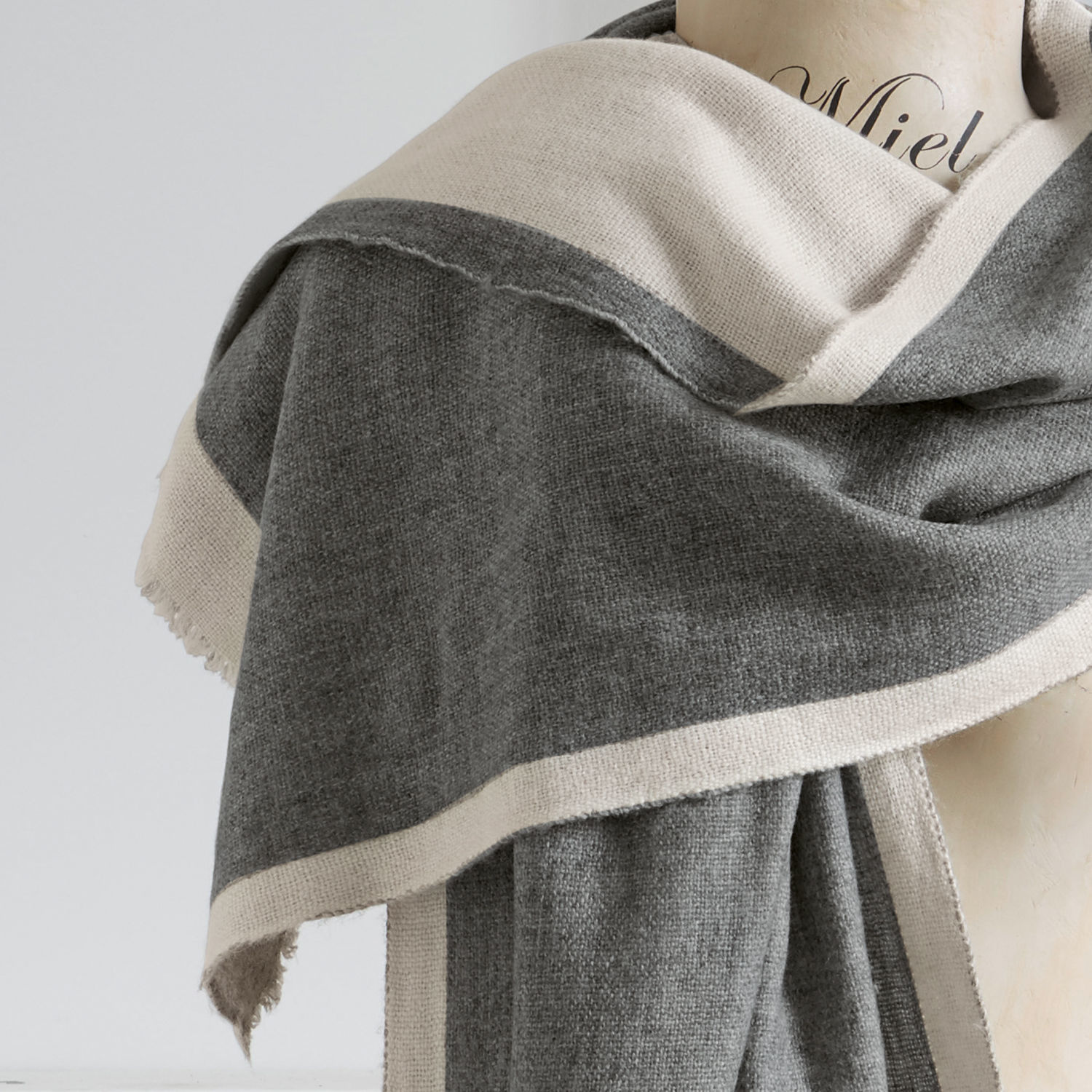 Zweiseitiger Schal aus weichem Stoff in Grau und Beige, ideal für kühle Tage