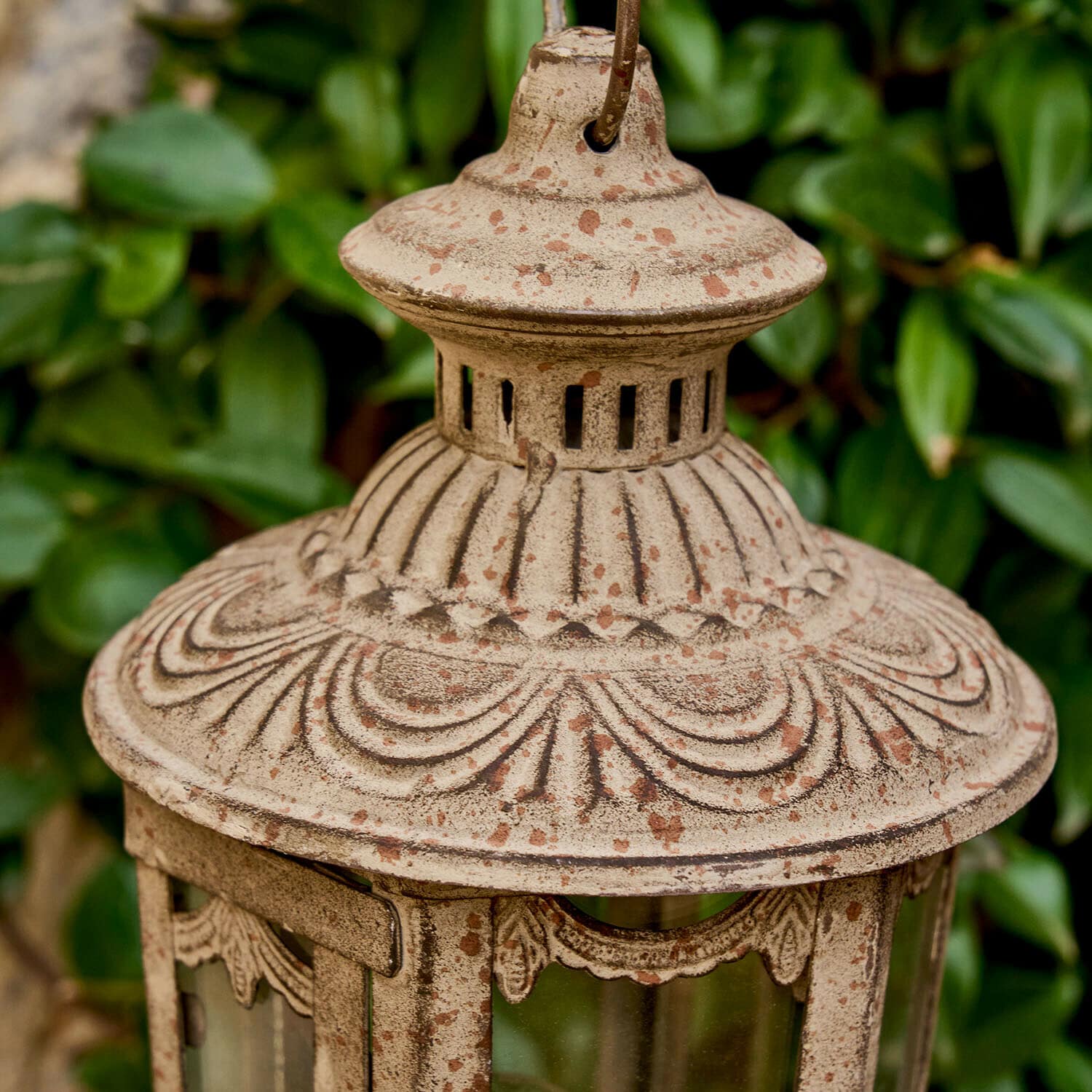 Dekorative Gartenlaterne aus Metall in gealtertem Beige mit rustikalem Muster und Glas
