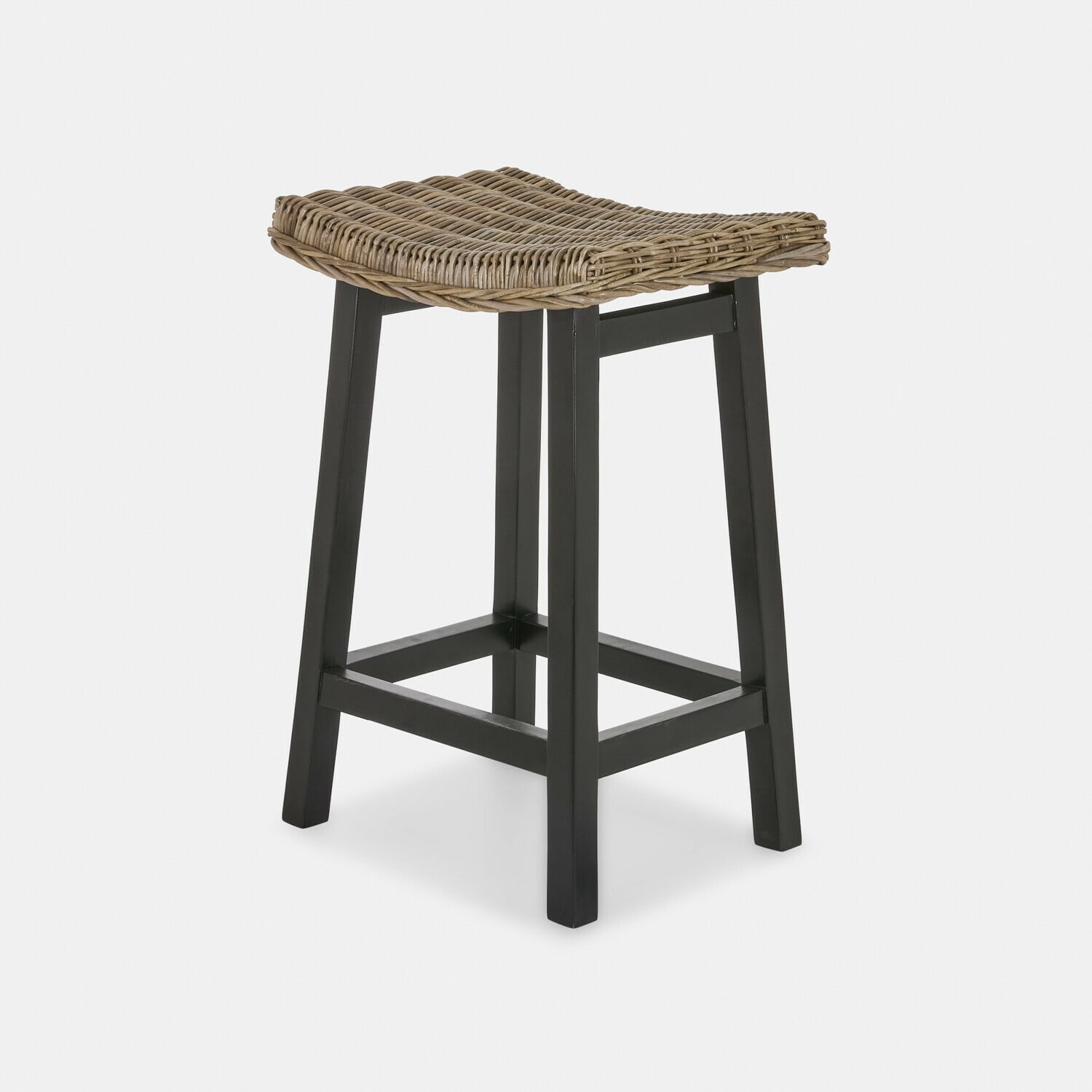 Hocker Arovian aus braunem Rattan mit schwarzem Gestell, ideal für Innenräume und Bar