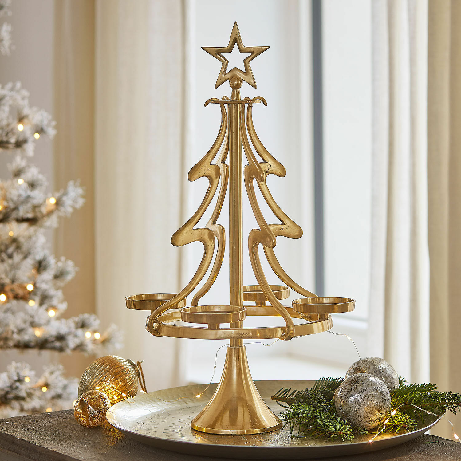 Adventskranzständer Gaetana Goldener Metall-Kerzenhalter in Tannenbaumform mit Stern, festliche Weihnachtsdekoration für den Tisch