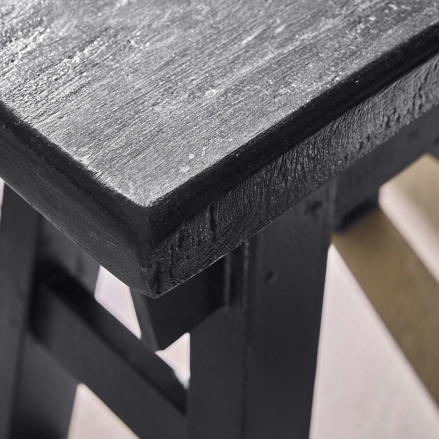 Schwarze Holz-Tischplatte mit markanter Struktur, stabiler Möbelstück für Innenräume