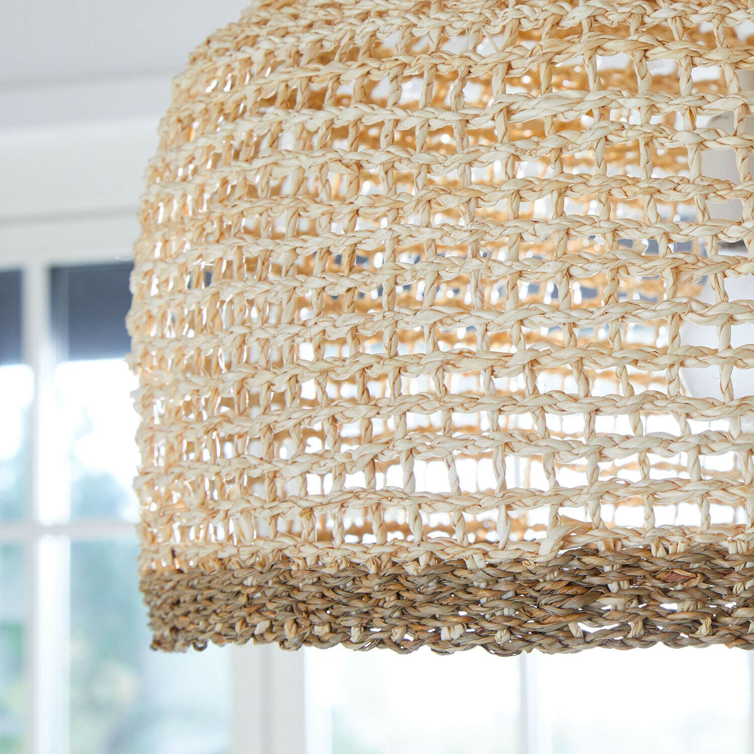 Hängelampe mit natürlichem, geflochtenem Lampenschirm aus beige-braunem Seegras