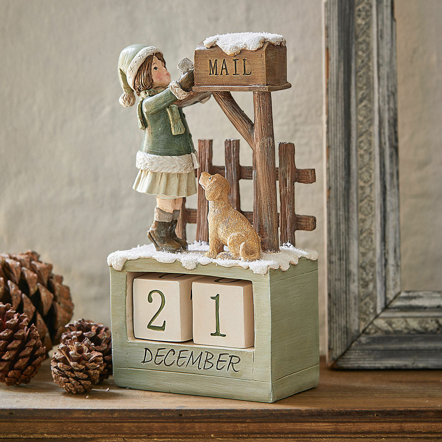 Kalender Leonce Holz-Adventskalender mit Mädchen- und Hundfigur in winterlicher Szene, grün und braun