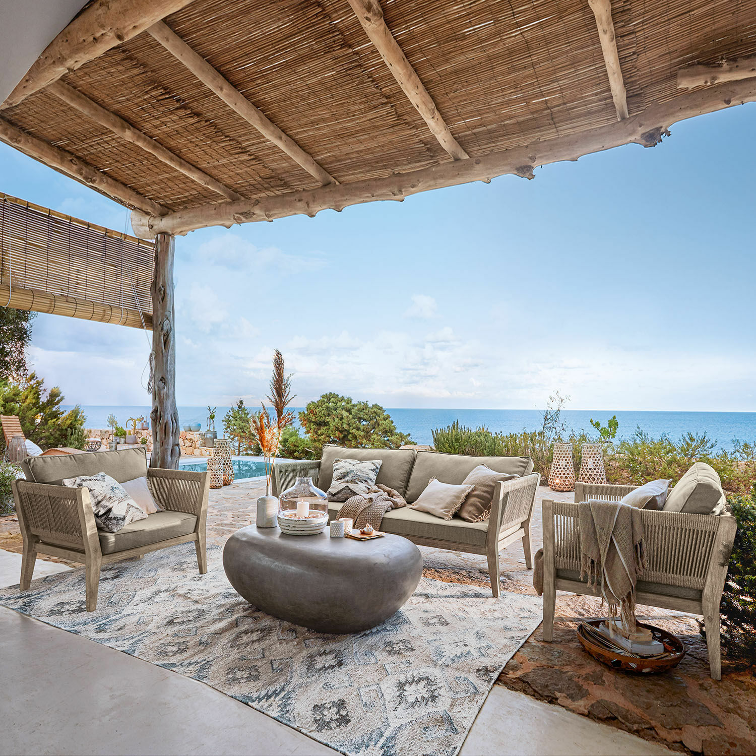 Sitzgruppe FSC®-100% Biarritz Beiges Gartenmöbel-Set mit Beton-Couchtisch unter Holzüberdachung mit Meerblick