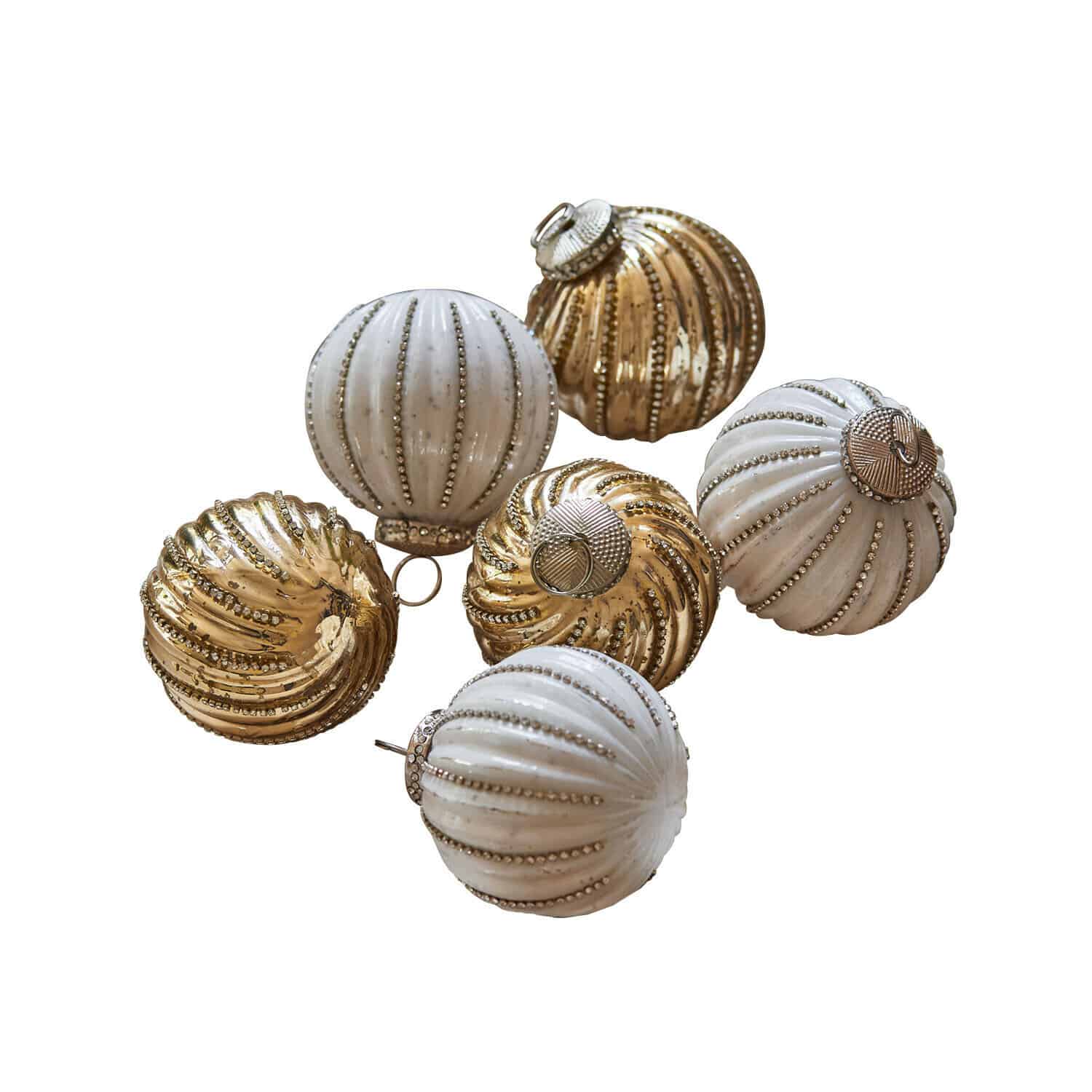 Set aus sechs dekorativen Weihnachtskugeln in Weiß und Gold mit metallischem Glanz