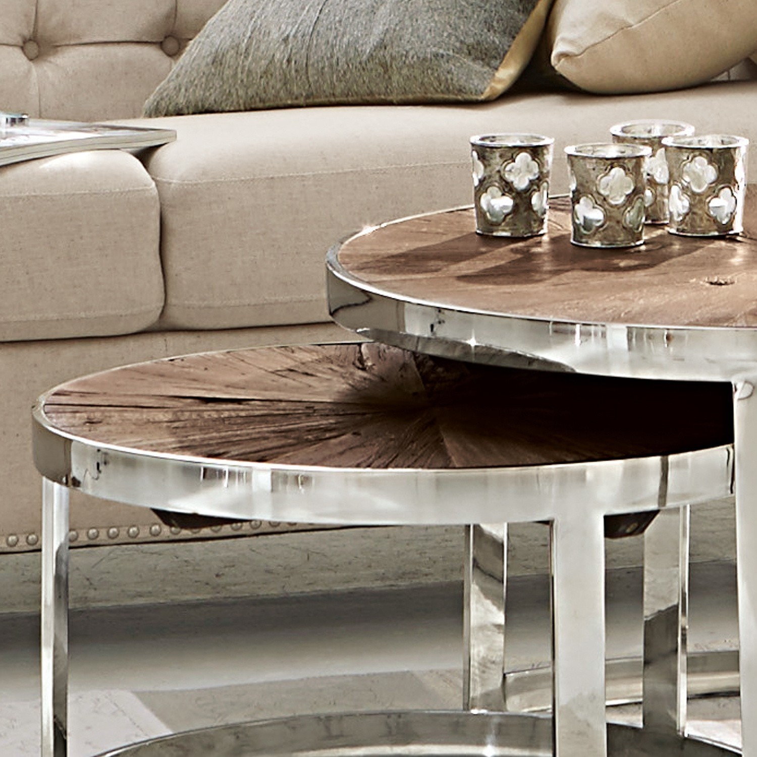 Zweier-Set runder Couchtische mit Holzplatte und Metallgestell im Wohnzimmer