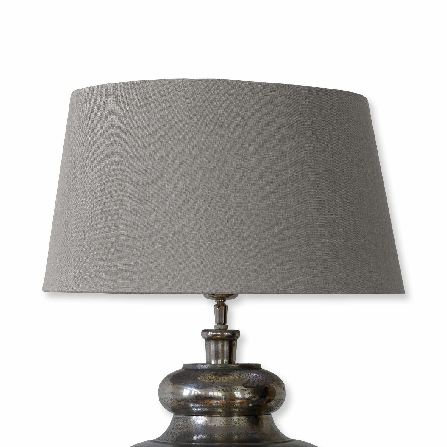 taupe Tischlampe mit metallischer Basis und taupefarbenem Lampenschirm, modernes Wohnaccessoire