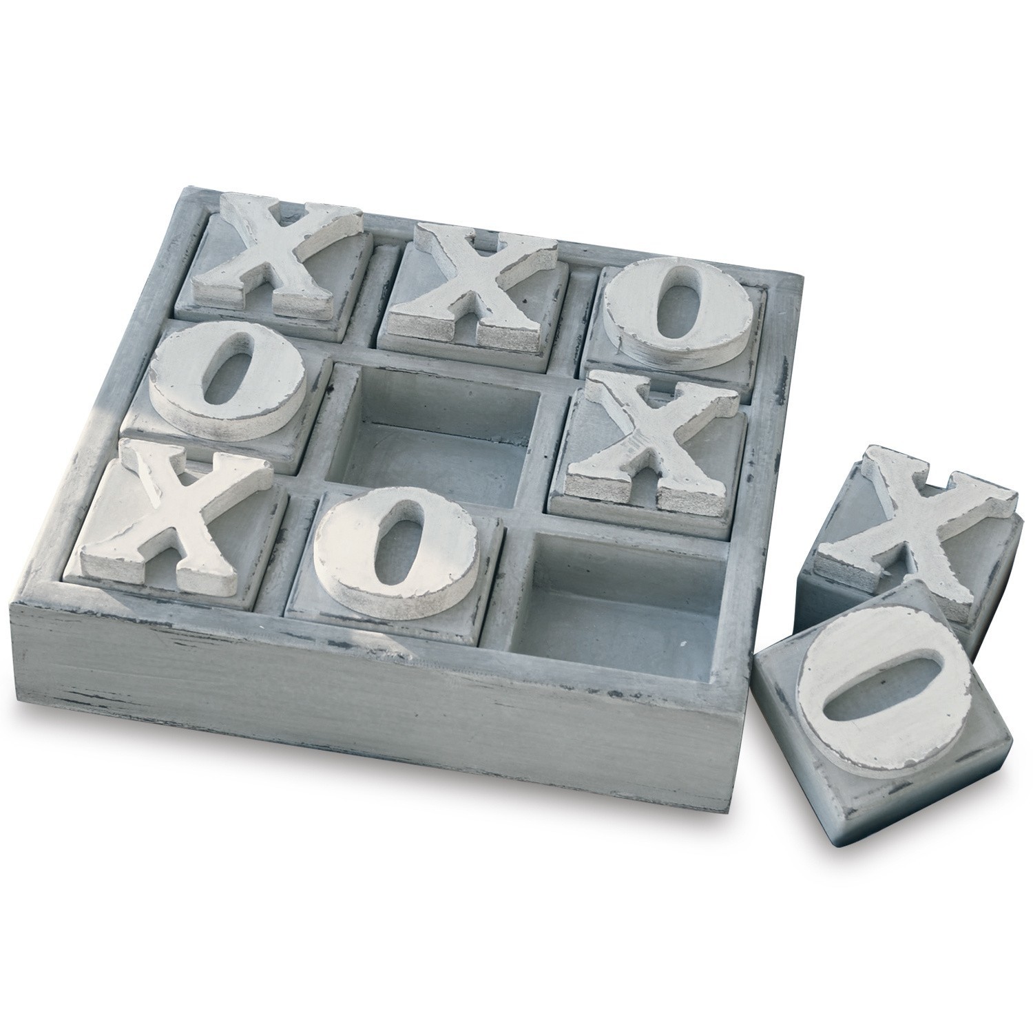 Graues Tic-Tac-Toe aus Beton mit weißen Spielsteinen auf quadratischem Brett