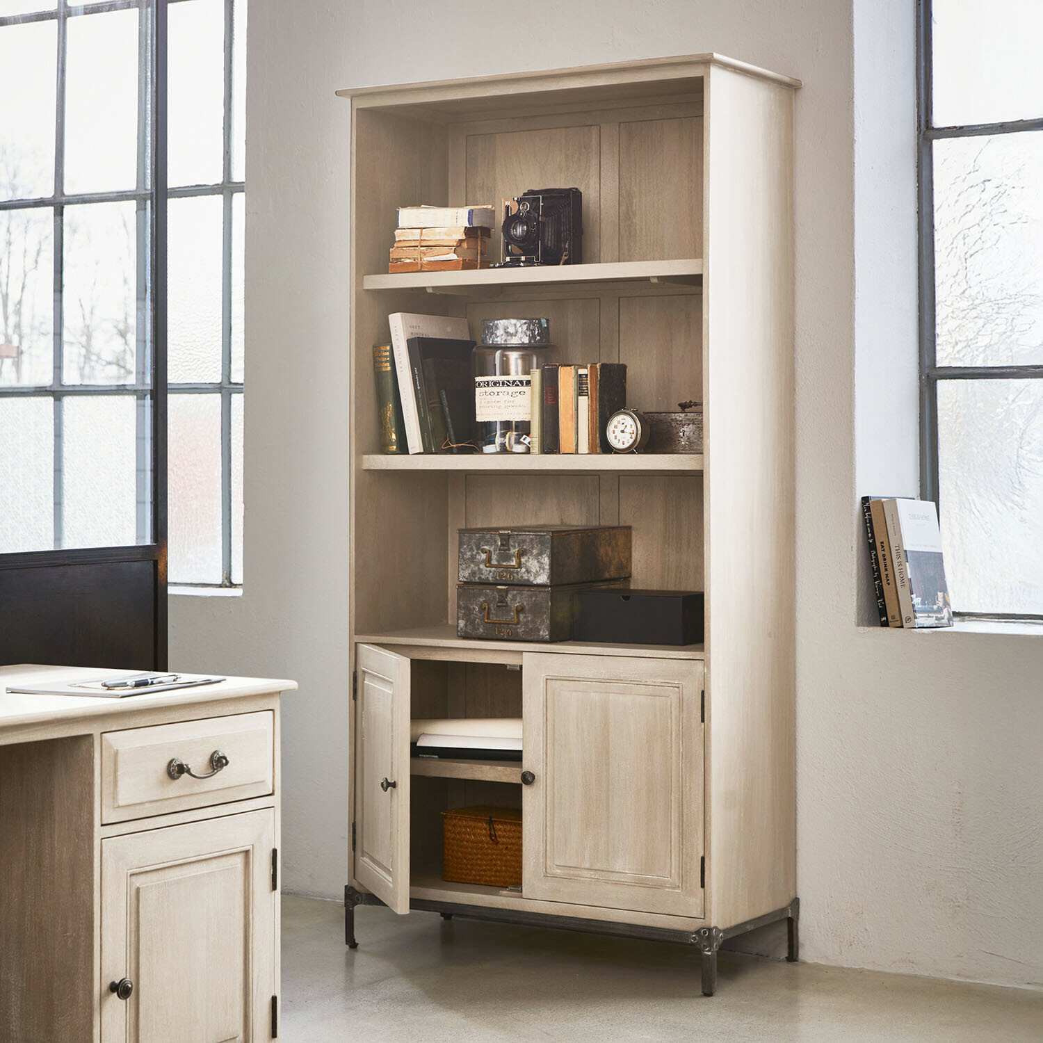 Regal Aldrics Beiger Holzschrank im Vintage-Stil mit Regalen und Schubladen zur Aufbewahrung von Büchern und Dekoration
