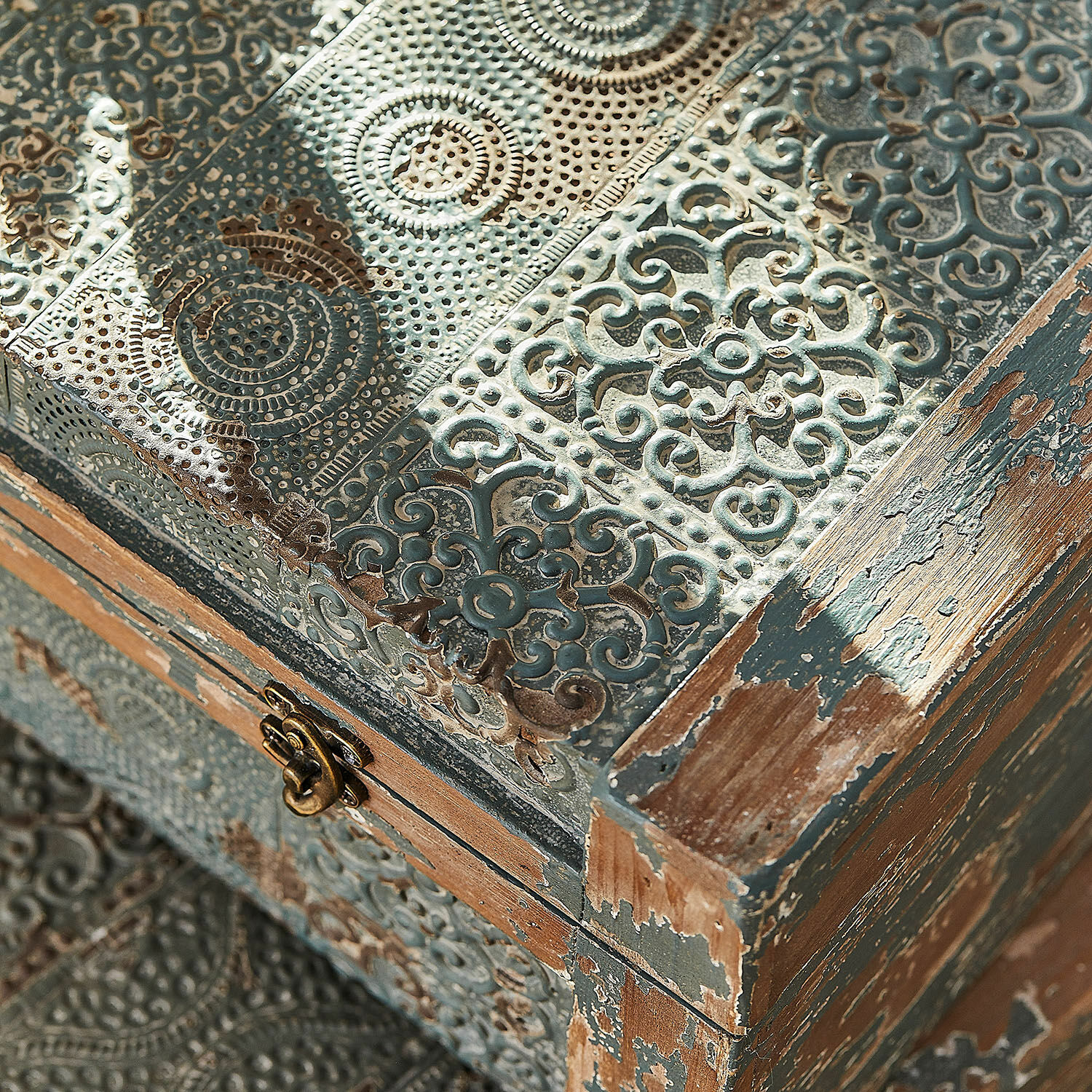 Metalltruhe mit dekorativem Reliefmuster und abgenutzter blau-brauner Oberfläche zur Aufbewahrung