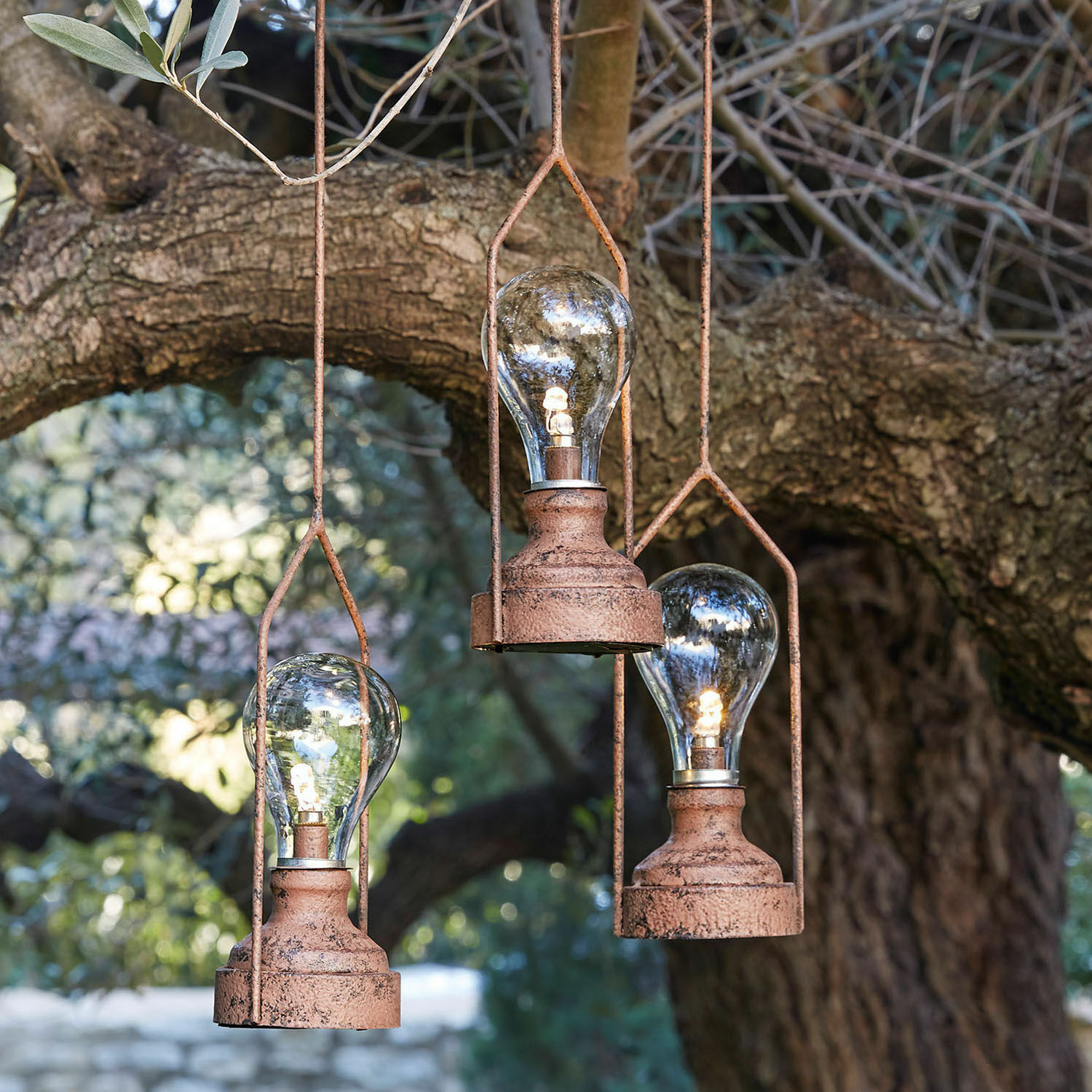 LED-Hängelaterne 3er Set Chambéry Drei hängende Lampen aus rostigem Metall mit LED-Glühbirnen vor einem Baum, dekorative Gartenbeleuchtung