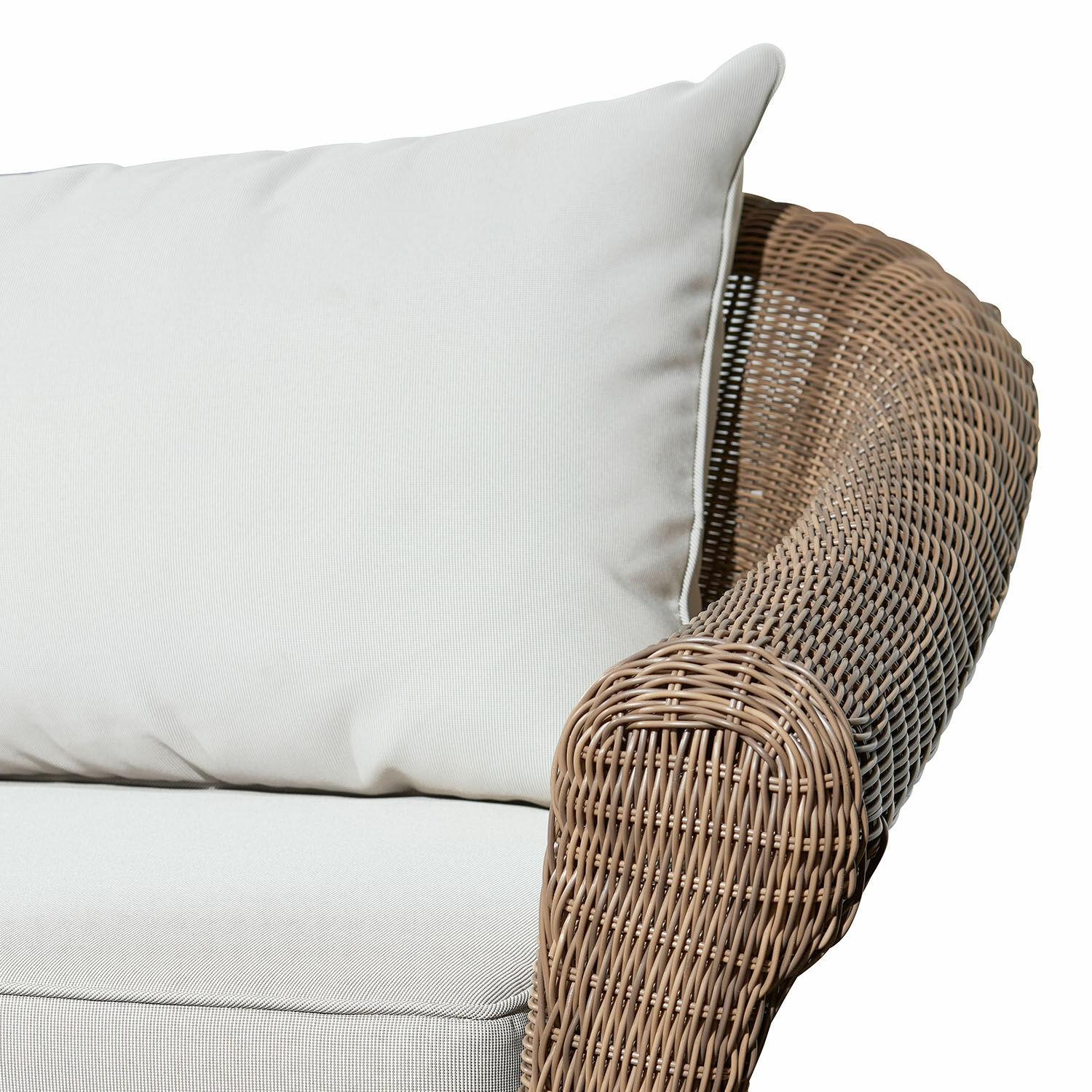 Beiges Rattan-Sofa mit hellbeigen Kissen und weicher Polsterung für gemütliches Sitzen
