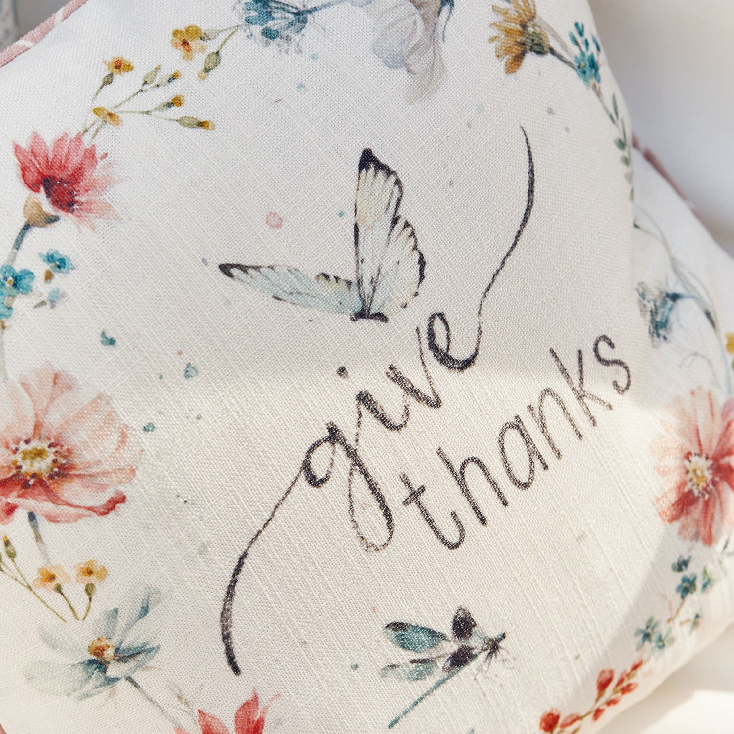 Dekoratives Baumwollkissen in Creme mit Blumenmuster und Schriftzug give thanks für Wohnraum