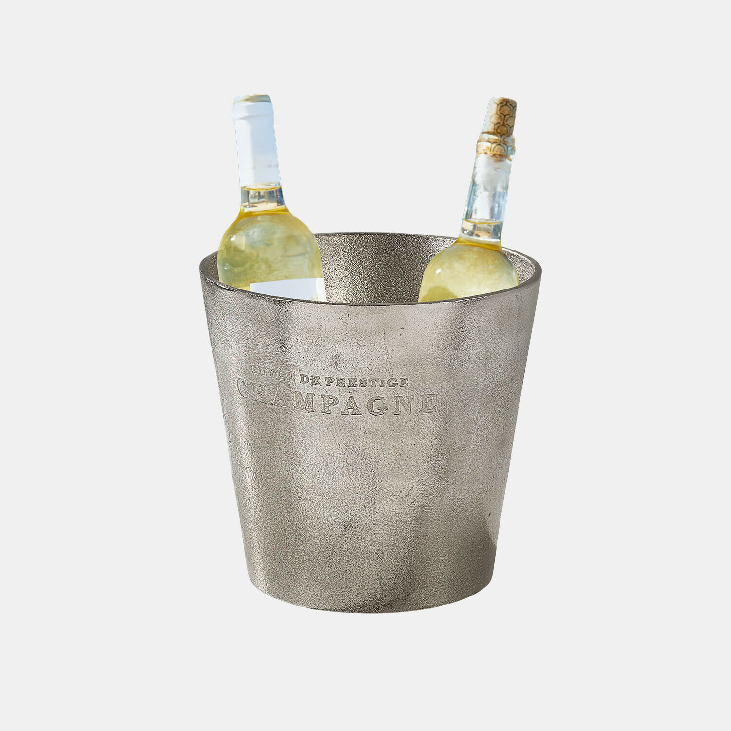 Silberner Metall-Eiswürfelbehälter mit Aufschrift Champagne und zwei Flaschen Weißwein