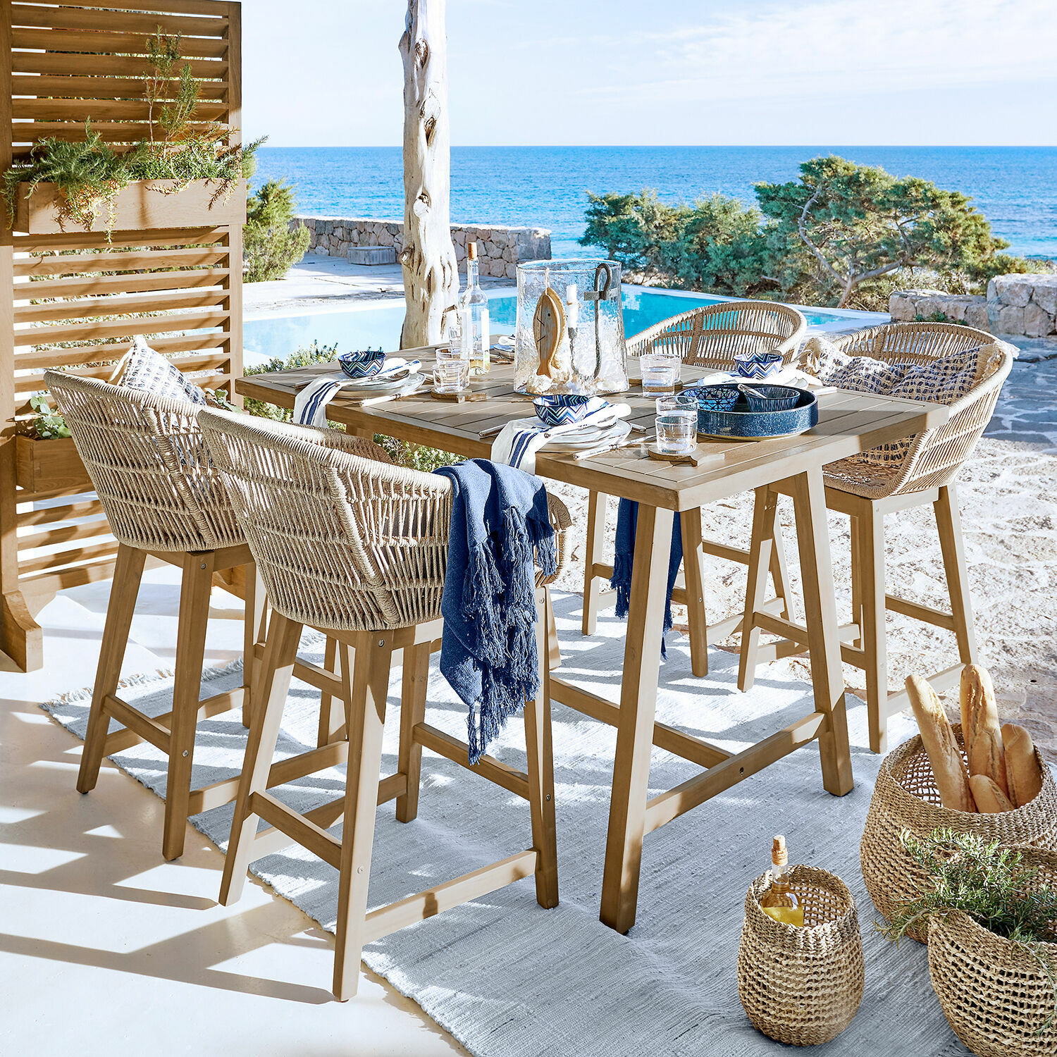 Gartenmöbel-Set aus Holz und Rattan in Naturtönen mit Meer- und Poolblick