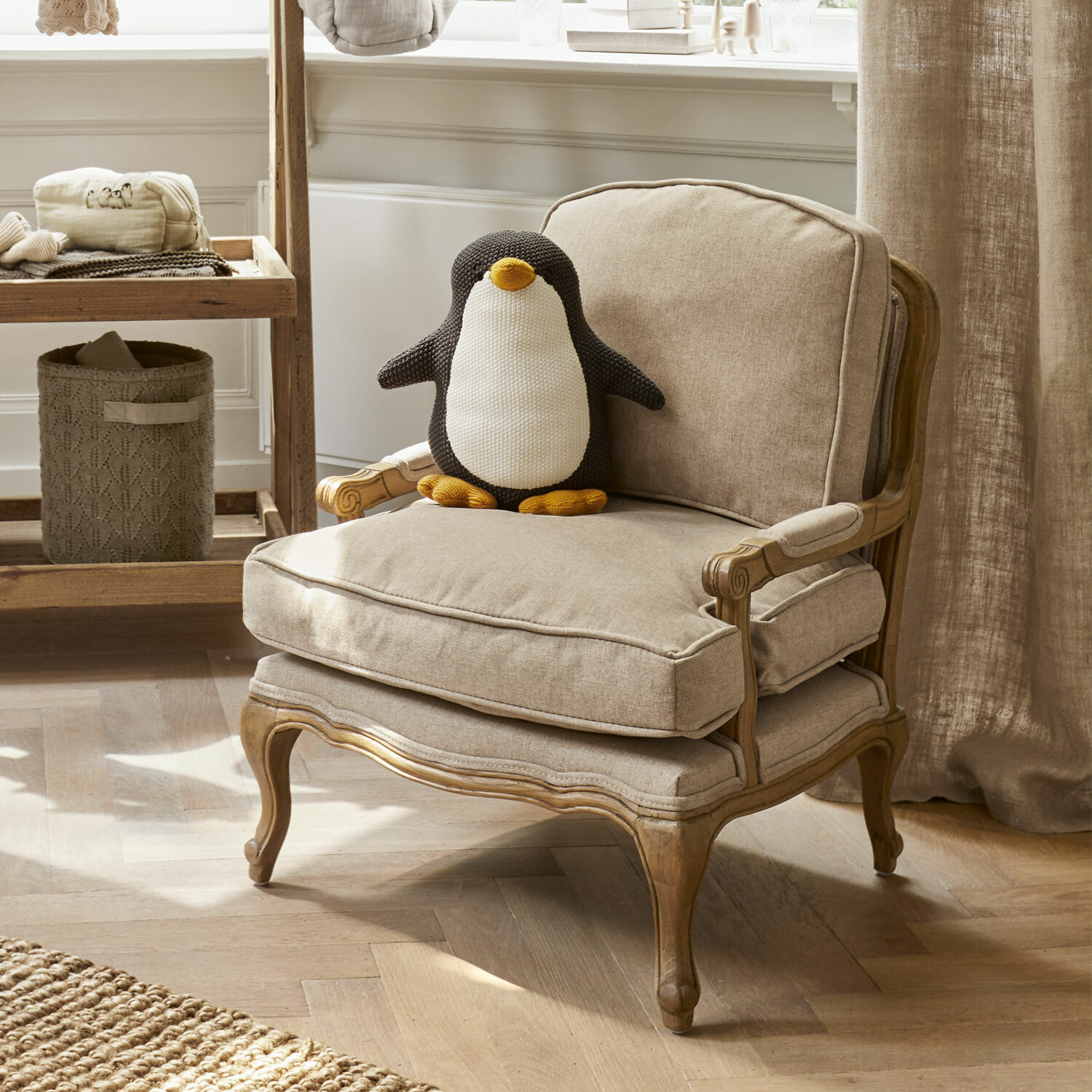 Kindersessel Orlianne Beiger Polsterstuhl mit Holzrahmen und weichem Kissen, dekoriert mit gestricktem Pinguin