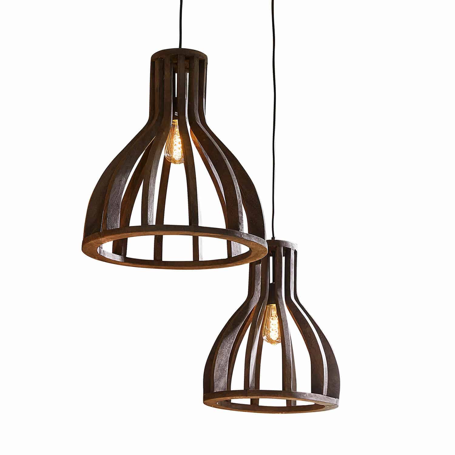 Zwei hängende Lampen aus dunklem Holz mit offener Struktur, modernes Innenraumlicht