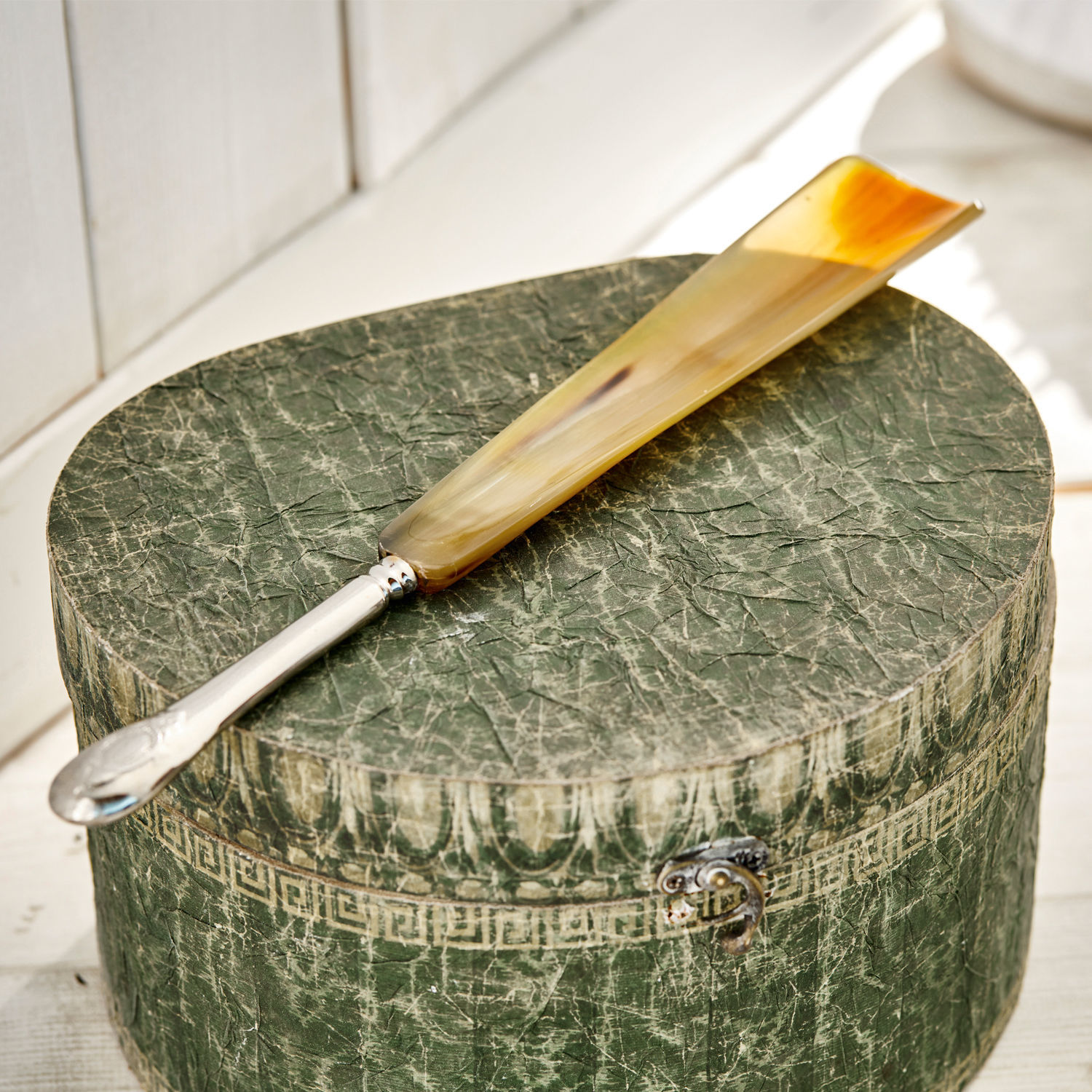 Eleganter Schuhanzieher mit Metallgriff und Hornklinge in braunen Farbtönen