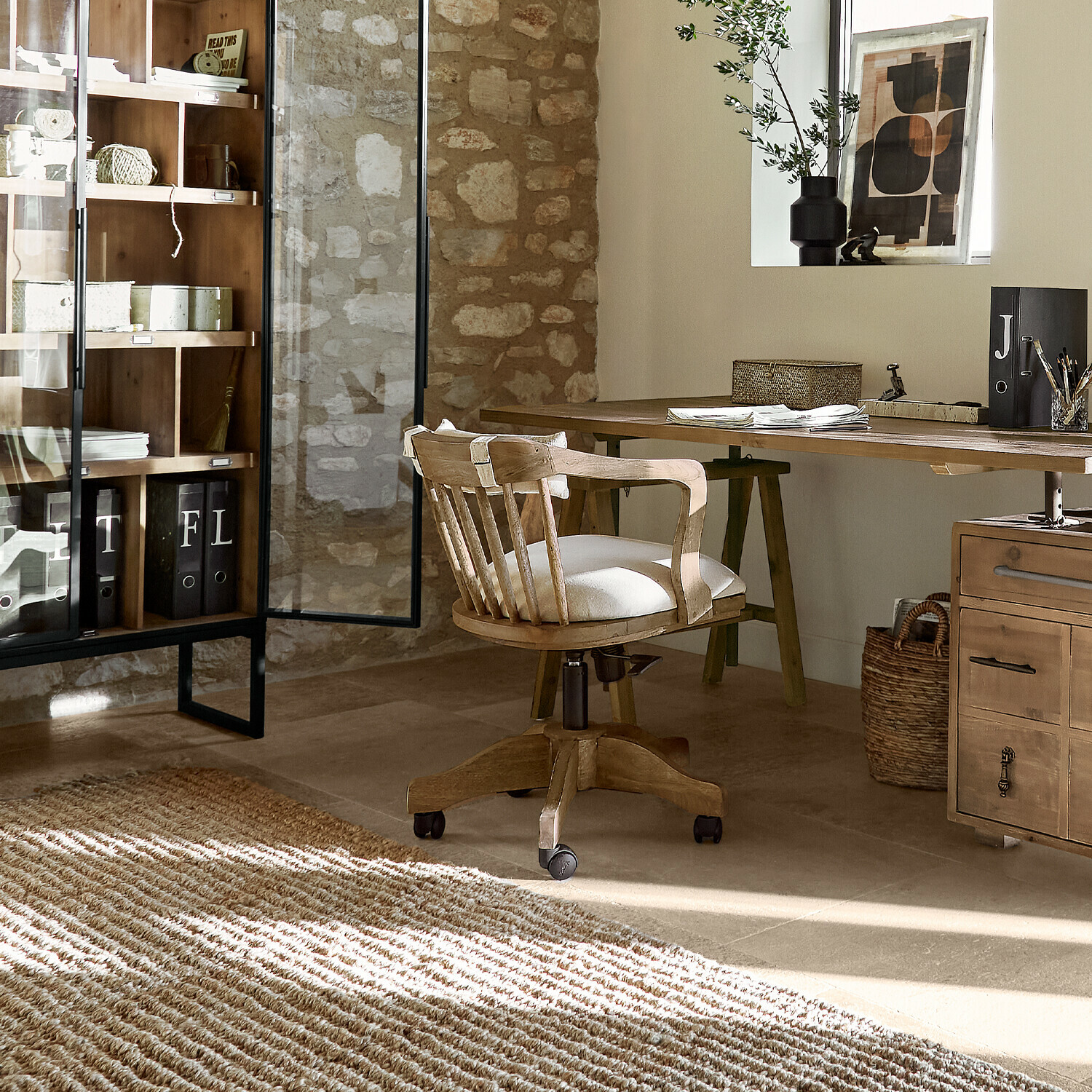 Heller Holz-Bürostuhl mit gepolstertem Sitz auf Rollen in natürlichem Arbeitszimmer mit Teppich und Regal
