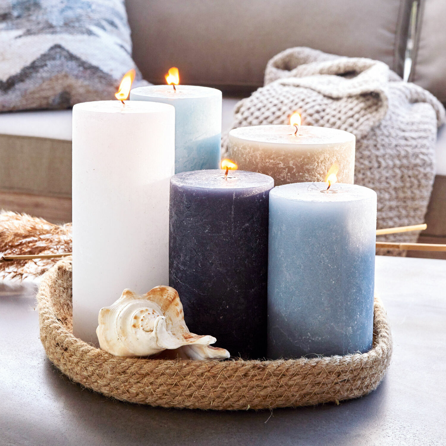 Kerze 5er Set Panagra Fünf pastellfarbene Kerzen auf Jutetablett mit Muschel, gemütliche Wohnraumdekoration