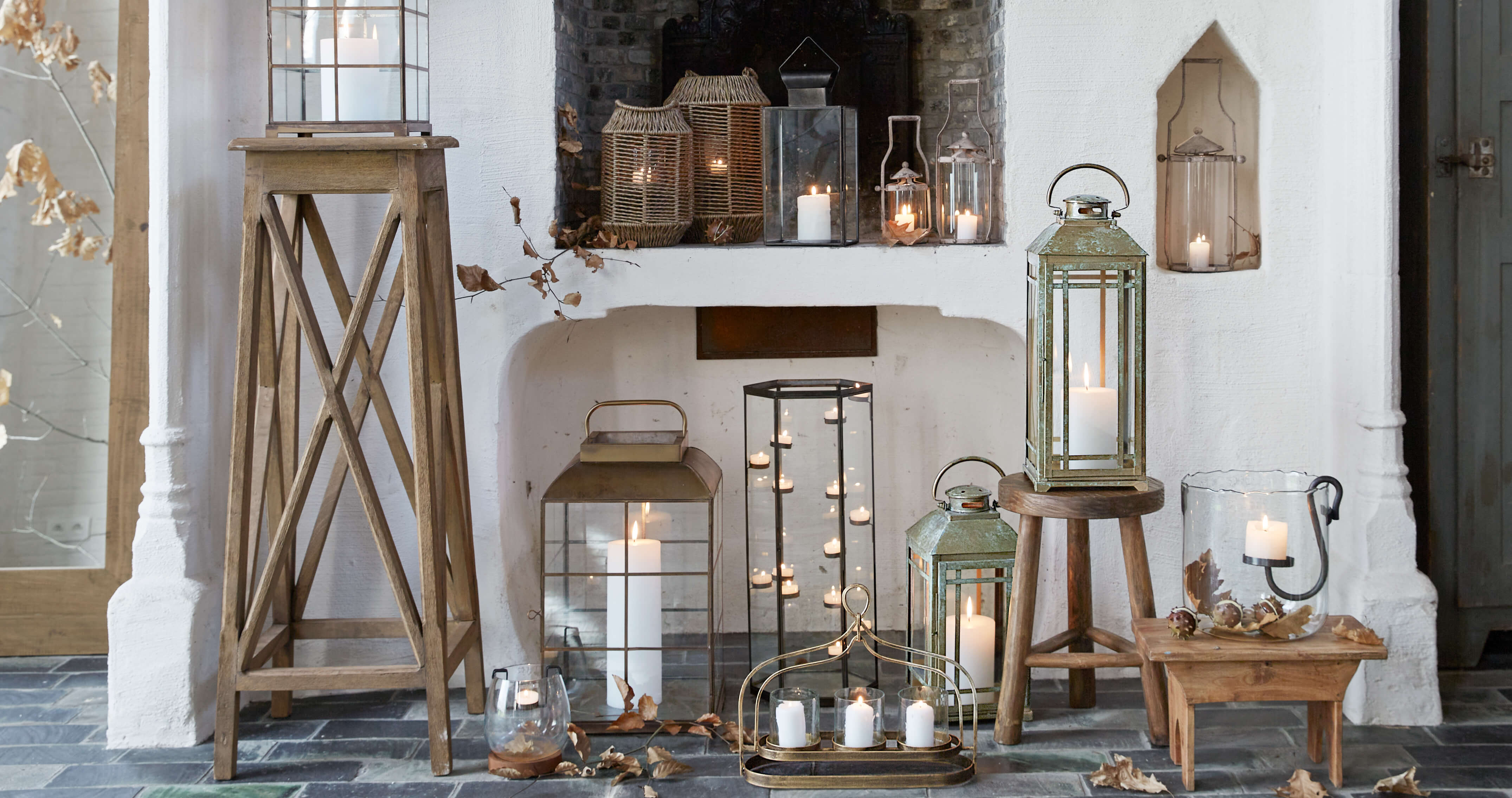 Dekoratives Set aus Laternen und Kerzenhaltern aus Holz, Metall und Glas in natürlichen Farben