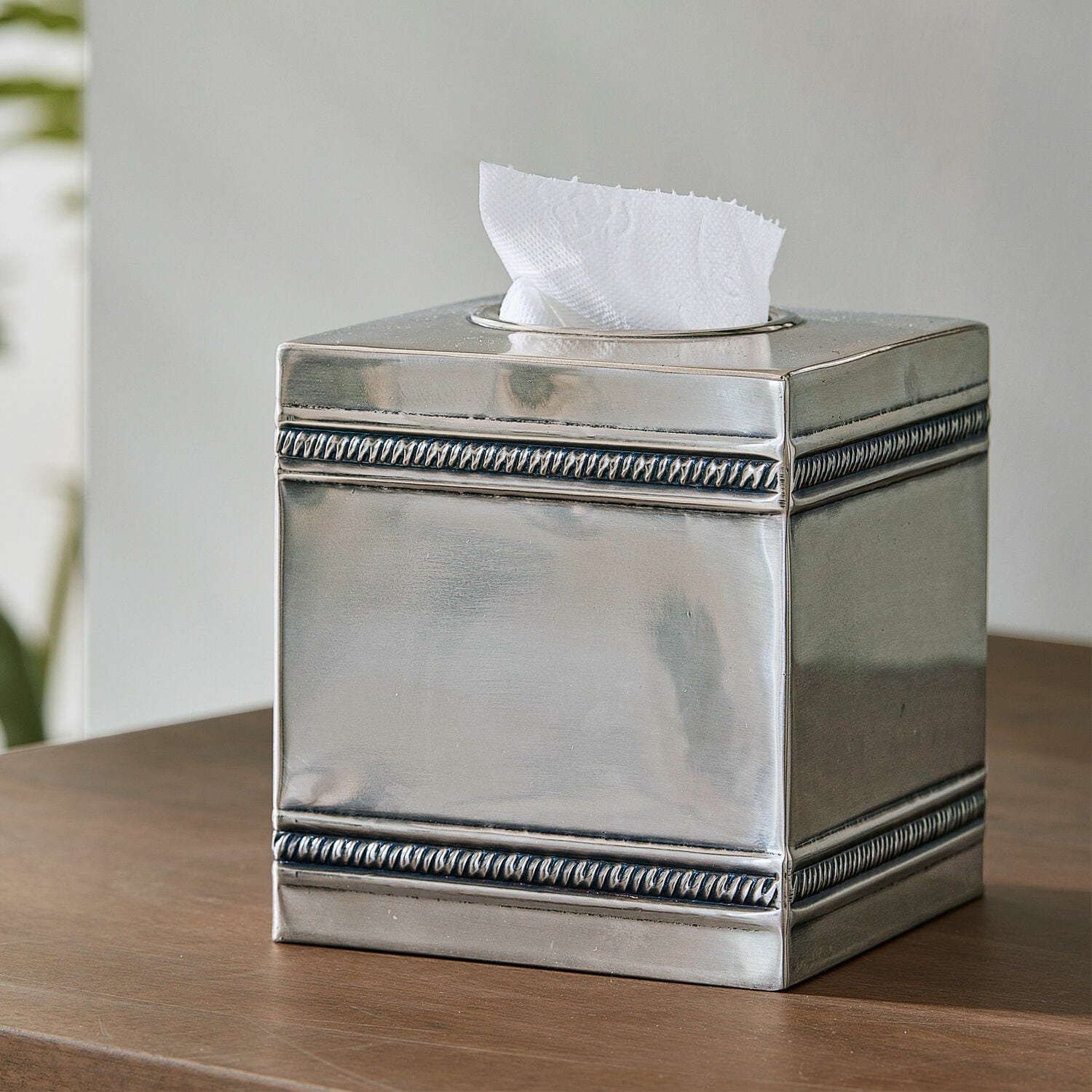 Taschentuchbox Semoine Metallene, silberne Taschentuchbox mit dekorativem Muster an den Kanten auf Holztisch