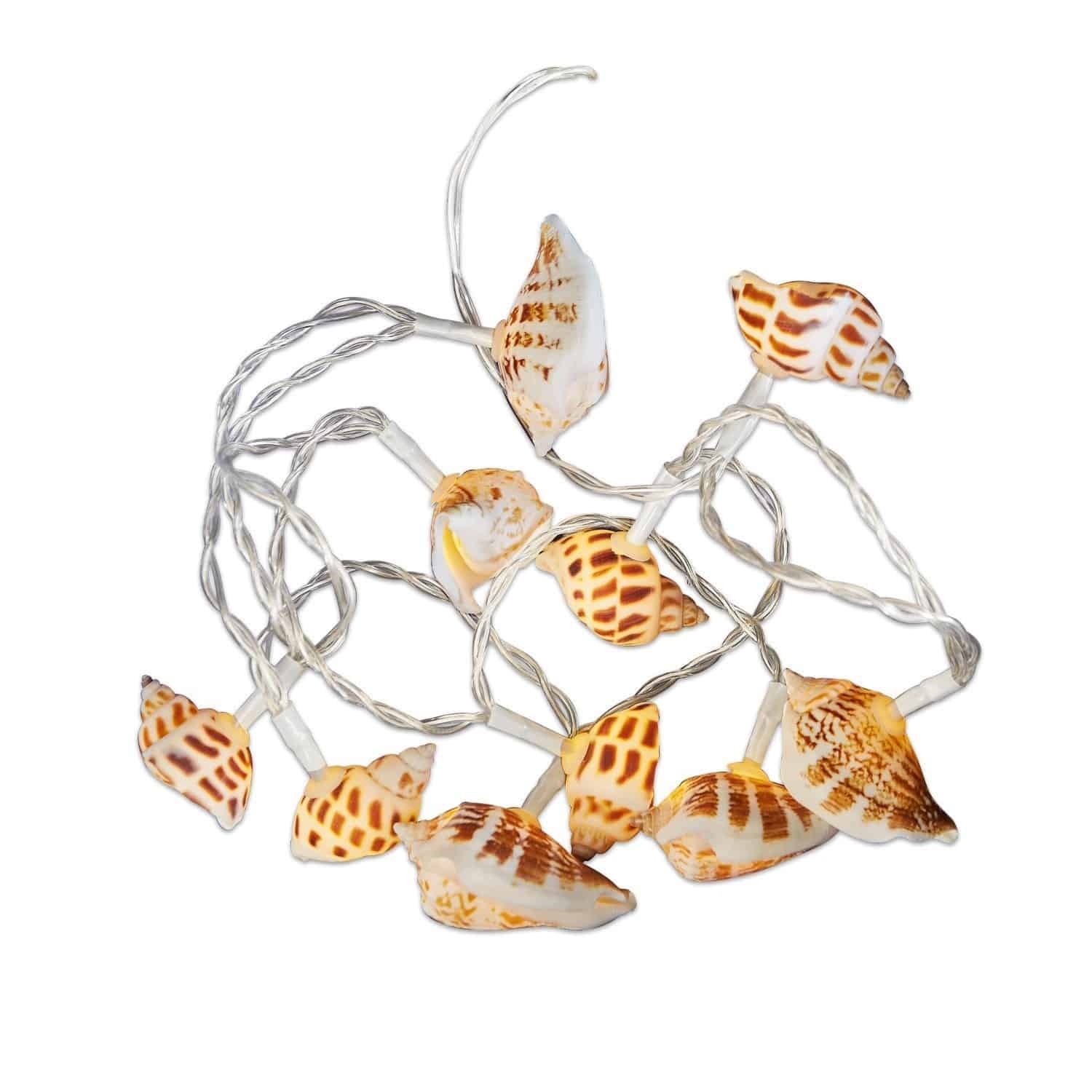 Dekorative Lichterkette mit braun-weißen Muscheln an transparentem Kabel, Wohnaccessoire.