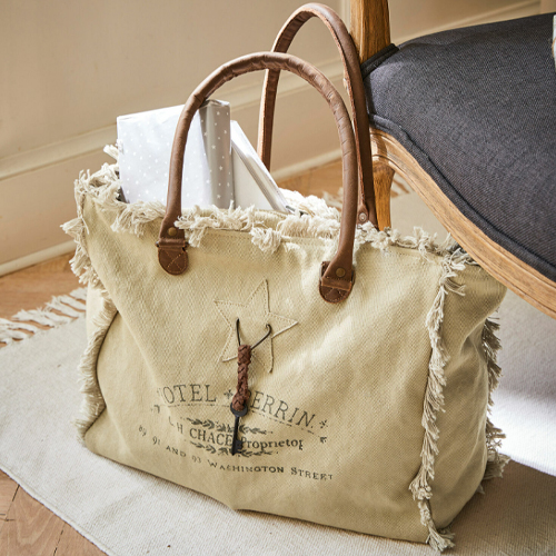 Beige Baumwolltasche mit Fransen und braunen Ledergriffen, Vintage-Stil, praktische Einkaufstasche