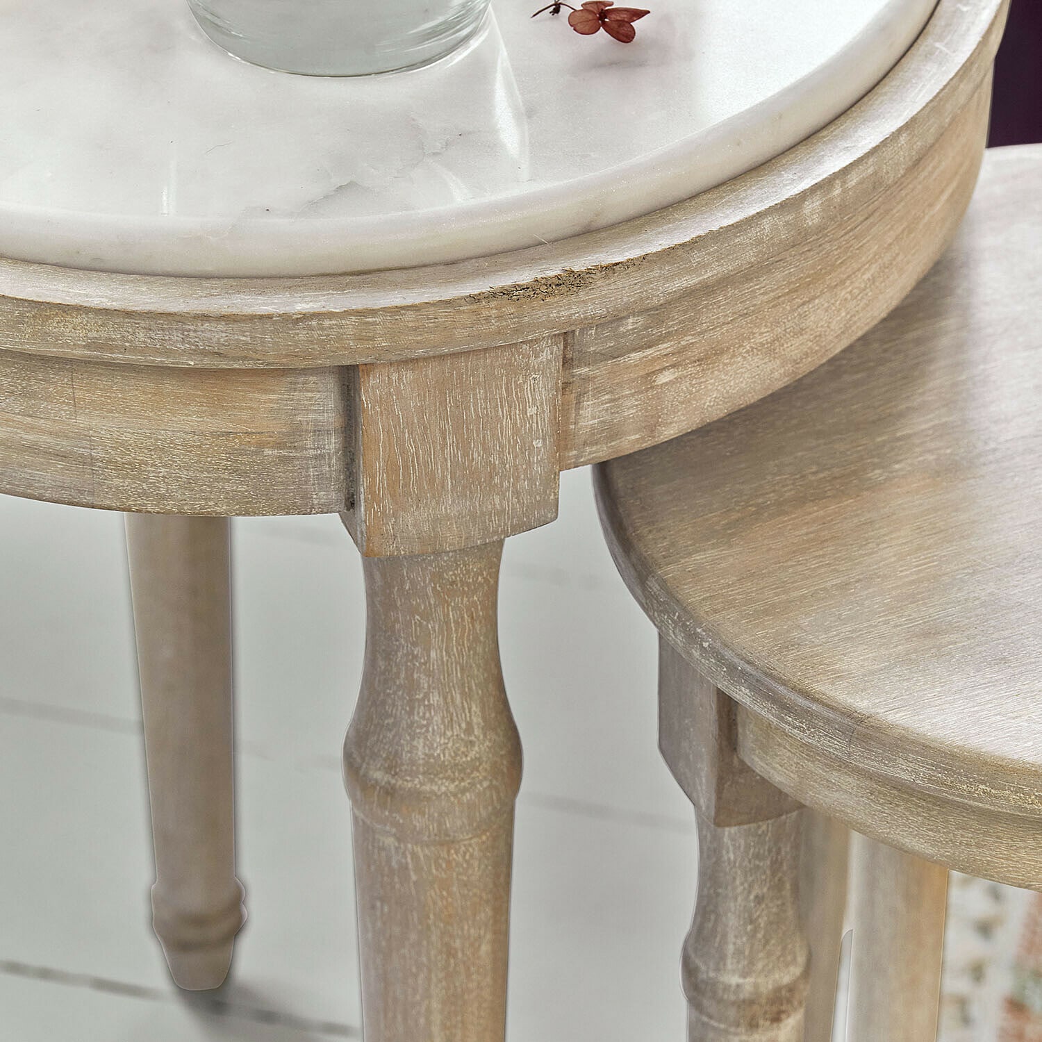 Beistelltisch aus hellem Holz mit weißer Marmorplatte, natürlicher Look für Wohnzimmer