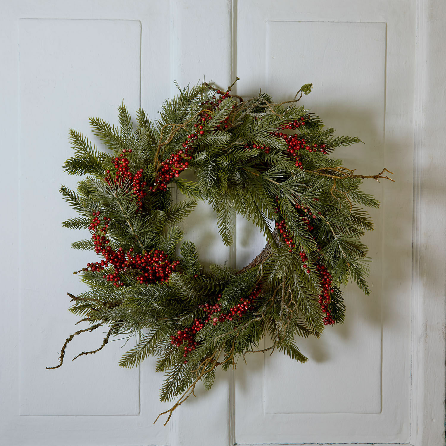 Kranz Zenzola Weihnachtskranz aus grünen Zweigen und roten Beeren an weißer Tür, festliche Dekoration