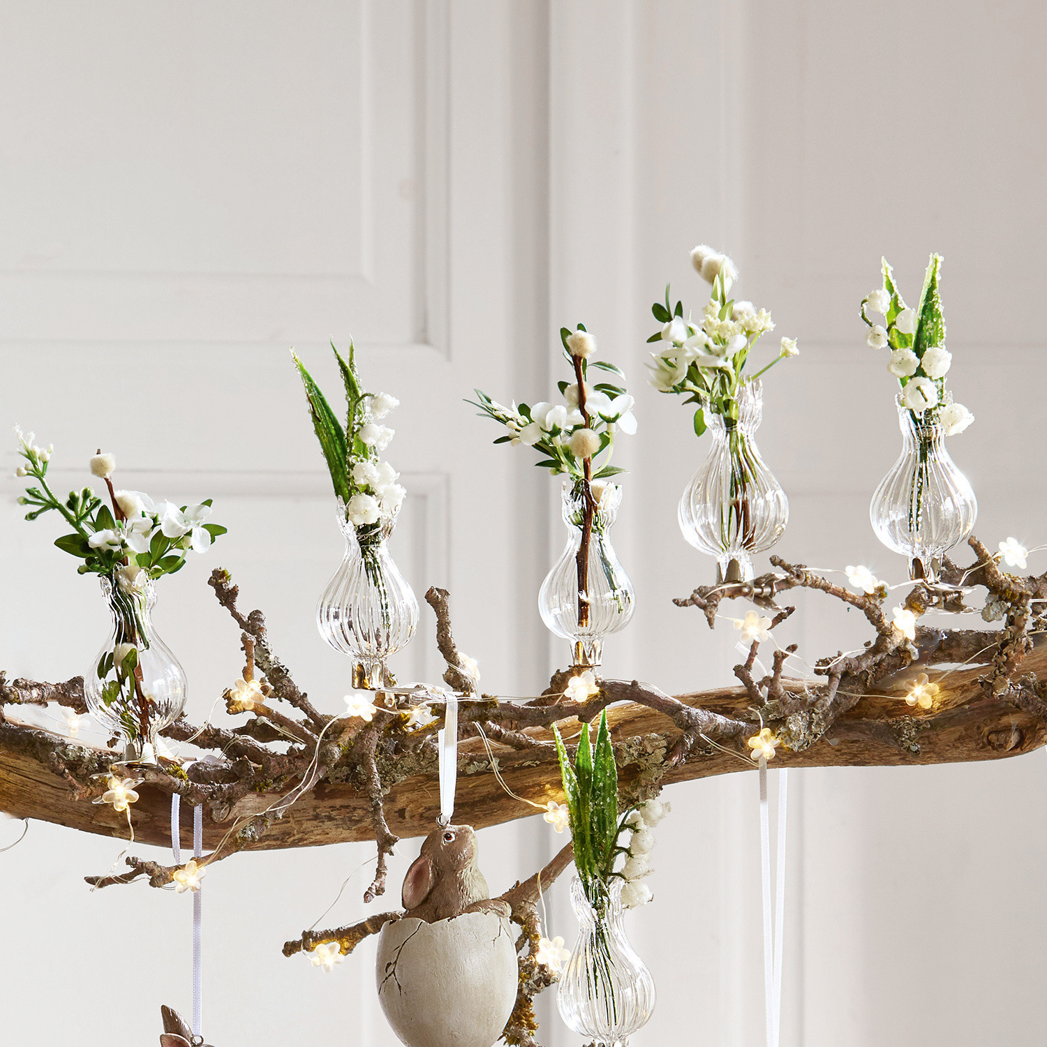 Vase 6er set Josephine Transparente Glasvasen mit weißen Blumen auf Ast mit LED-Lichterkette als Dekoration