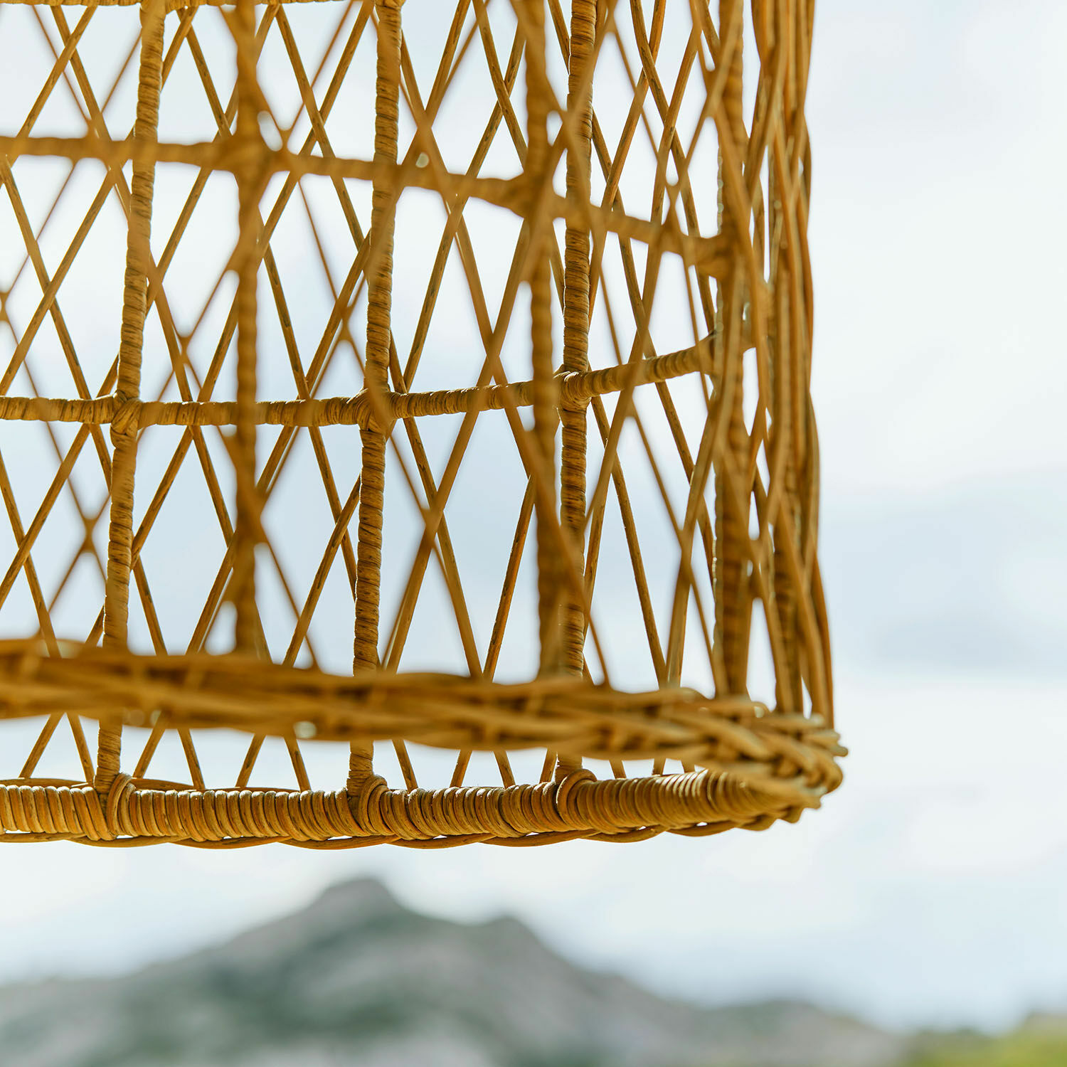 Natürlicher Lampenschirm aus honigfarbenem Rattan mit geometrischem Muster, Wohnaccessoire