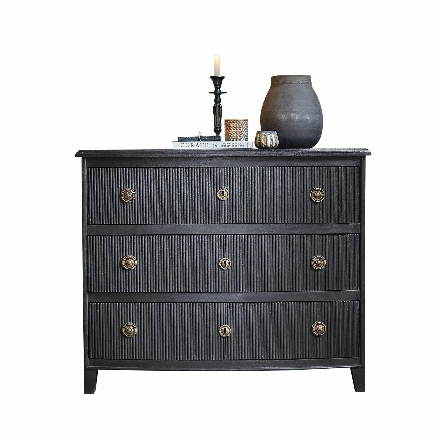 Kommode Boissiére Schwarze Kommode mit geriffelter Front und Messinggriffen, dekoriert mit Kerzenhalter und Vase