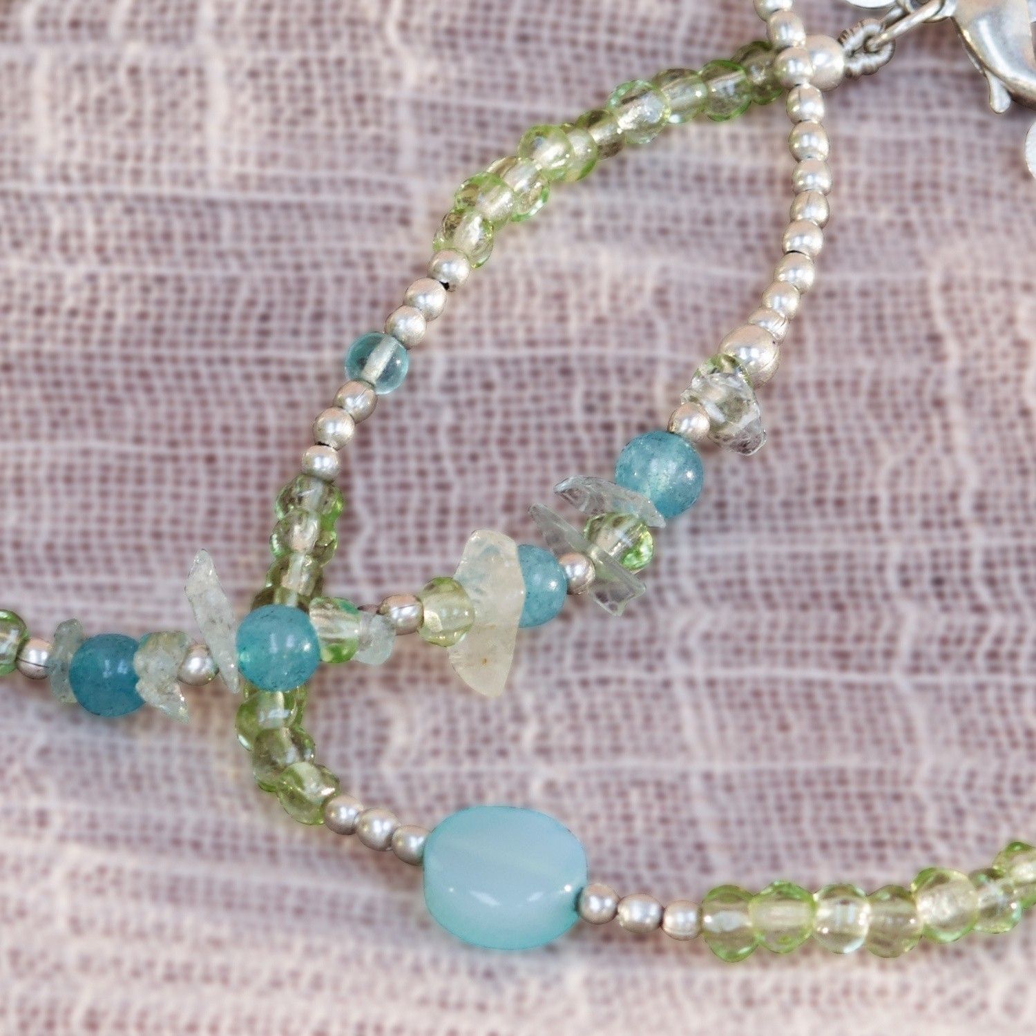 Zarter Armband mit grünen und blauen Glas- und Natursteinperlen