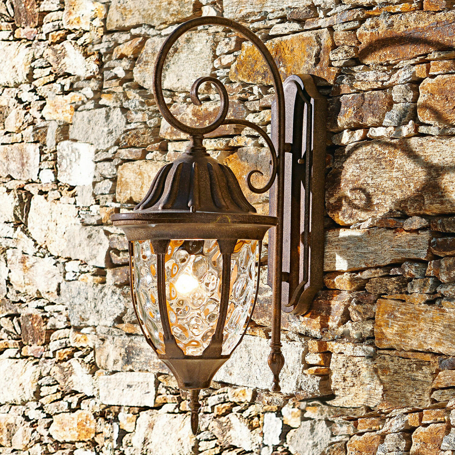 Außenwandlampe Herrère Rustikale Wandlampe aus rostigem Metall mit dekorativem Glas an Steinmauer