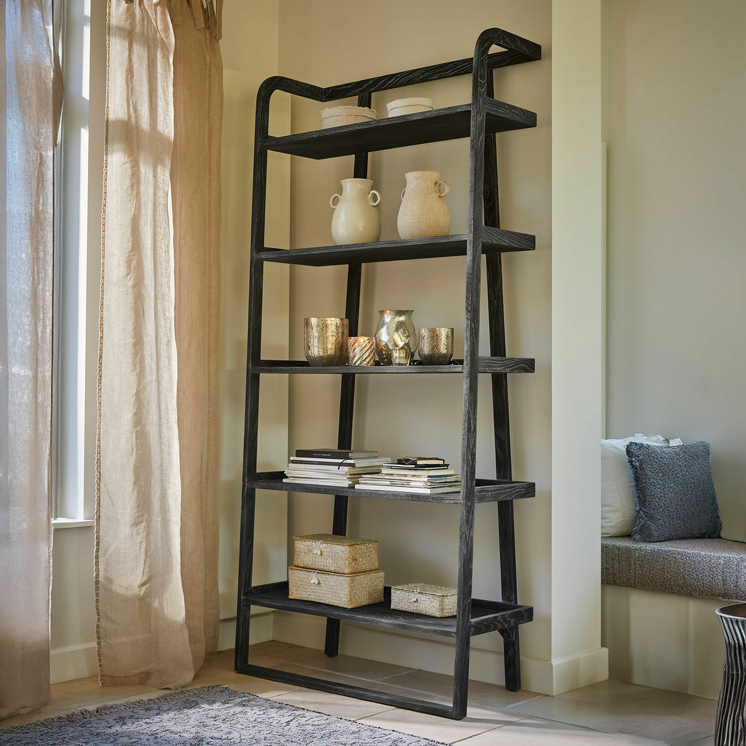 Regal Brelanon Schwarzes Holzregal mit fünf Ablagen, dekoriert mit Vasen, Kerzenhaltern und Boxen, modernes Wohnzimmermöbel