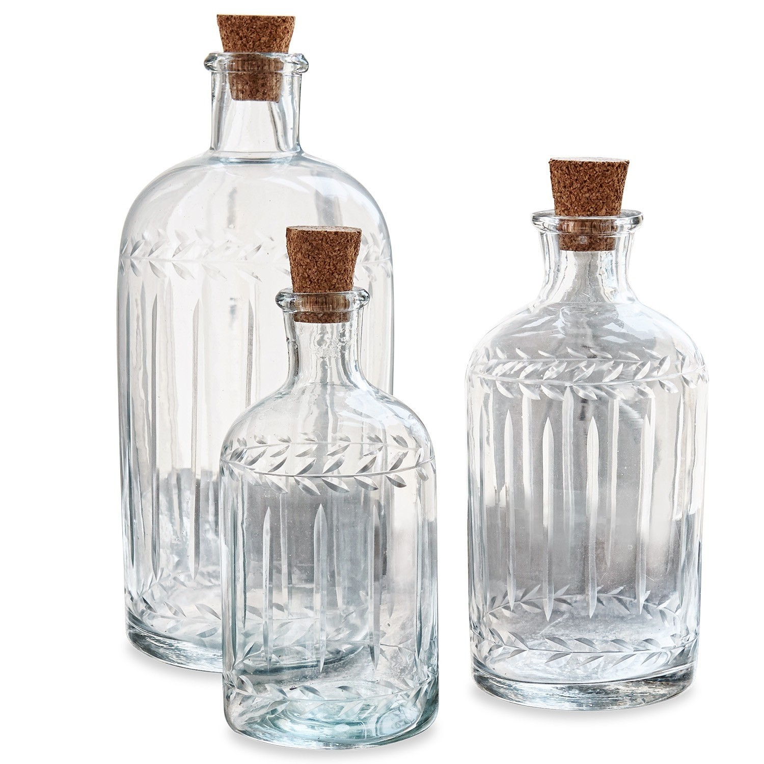 Set aus drei transparenten Glasflaschen mit Korkverschluss und graviertem Muster