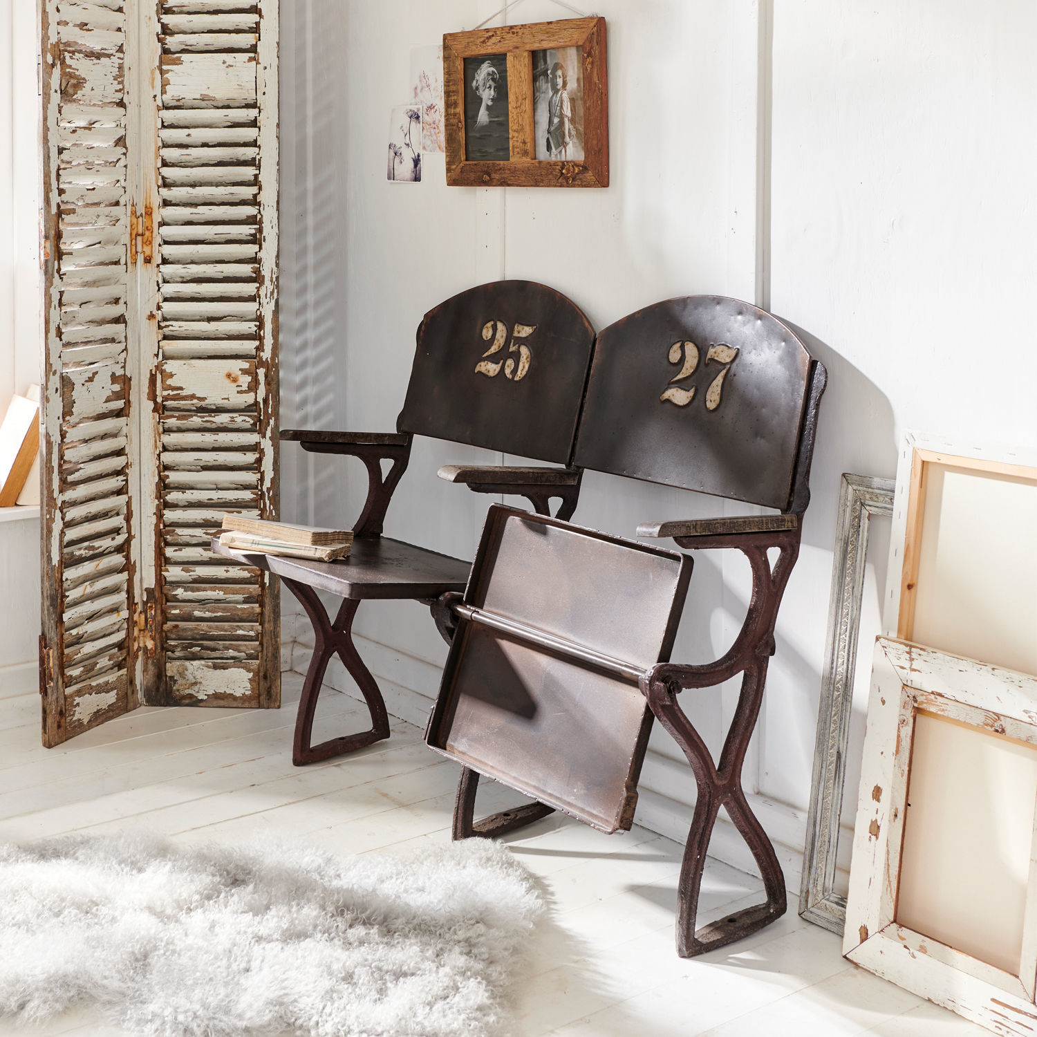Vintage Kinostühle aus Metall mit den Nummern 25 und 27 in dunkler Farbe für Retro-Interieur