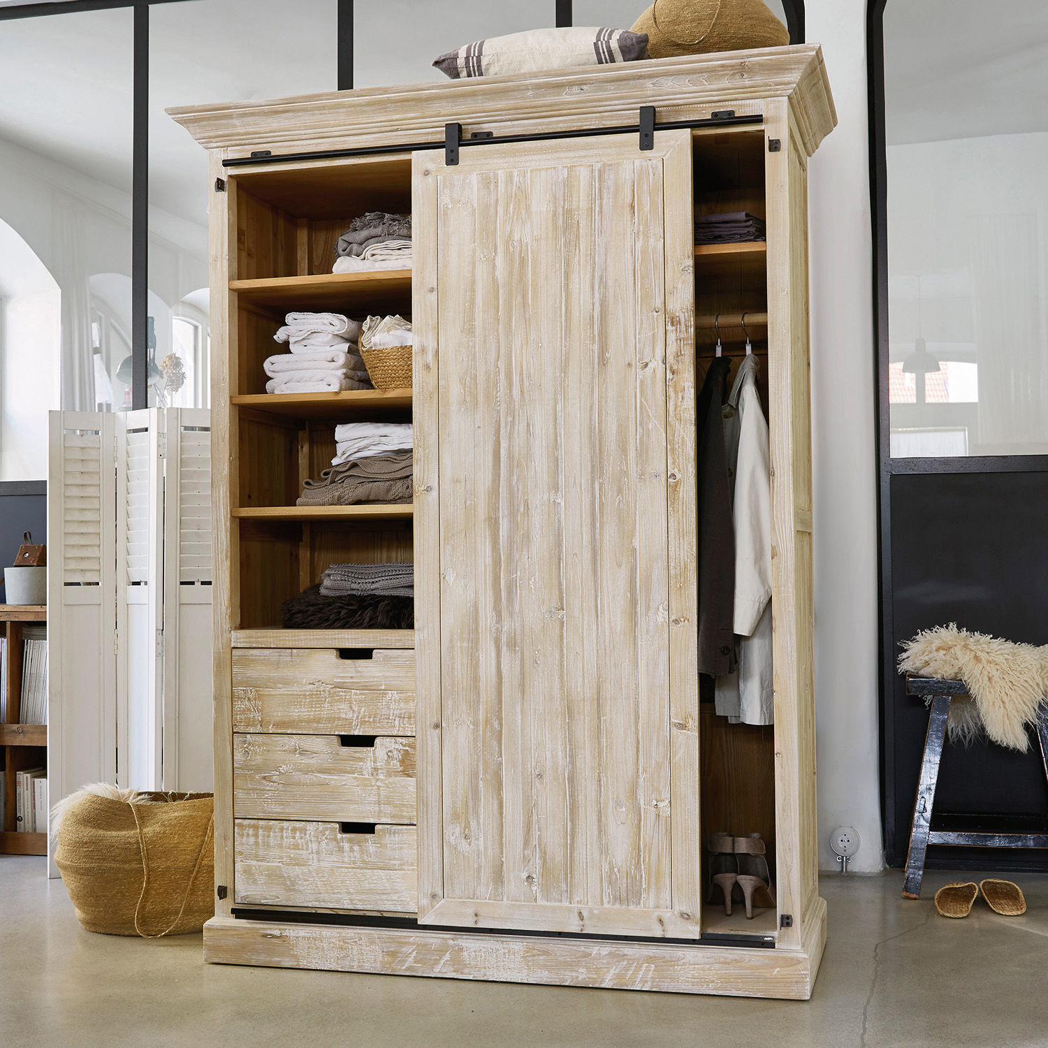 Helle Kiefernholzschrank mit Schiebetüren, Regalen und Schubladen für Kleidung und Textilien