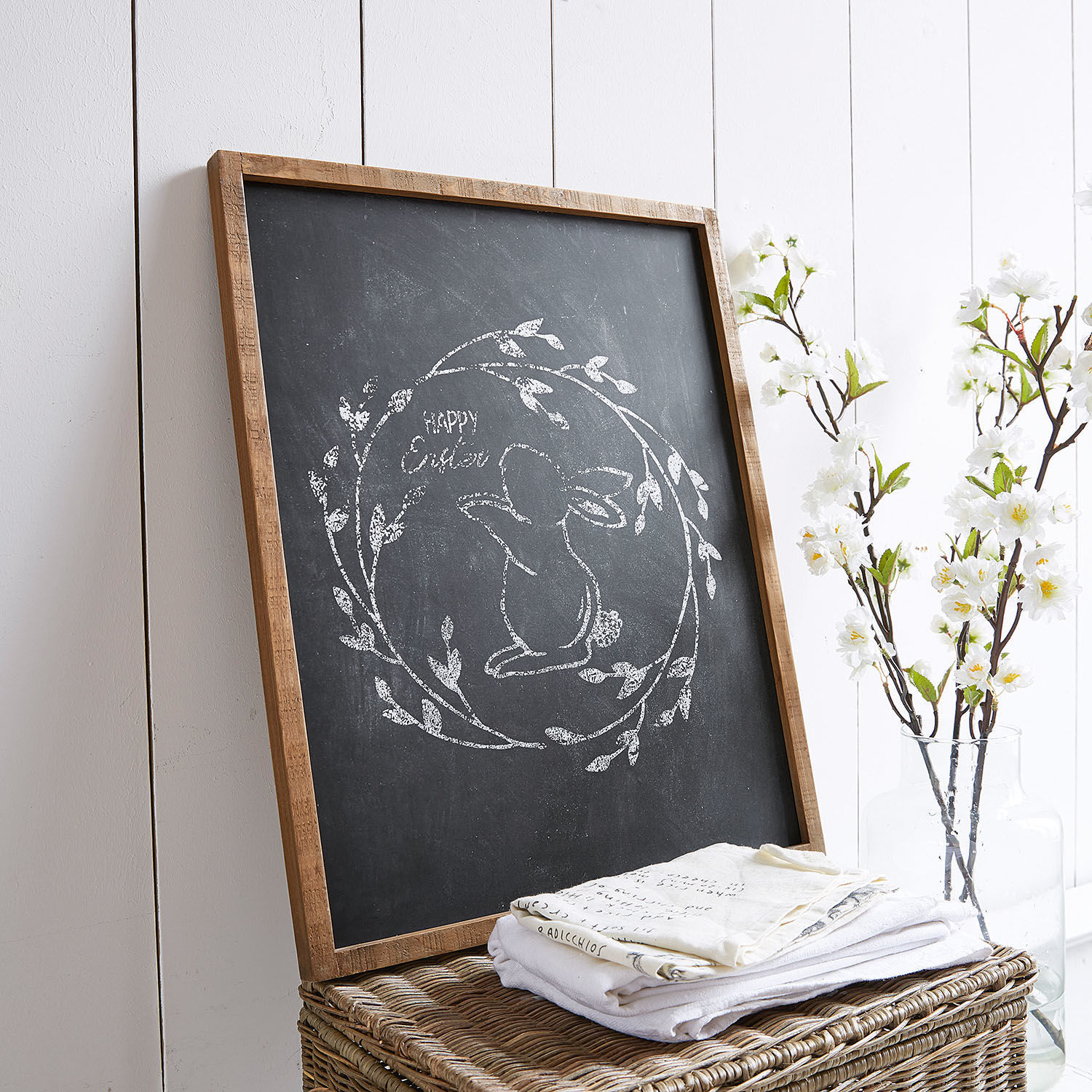 Kreidetafel mit Holzrahmen und Hasenzeichnung mit Schriftzug Happy Easter, österliche Dekoration
