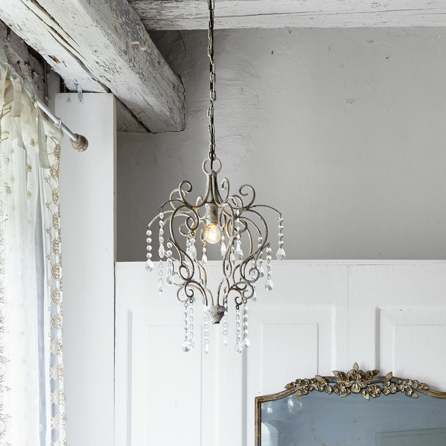 Hängelampe aus Metall im Vintage-Stil mit Kristallanhängern und weißem Finish
