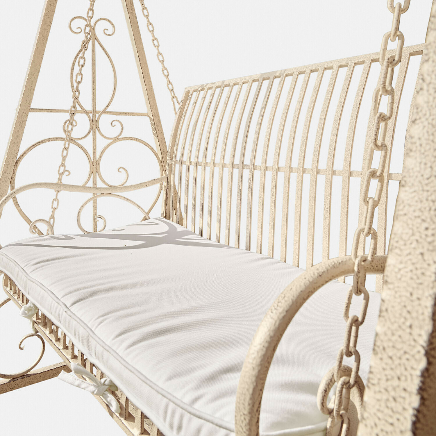 Metall-Gartenschaukel in Creme mit weicher weißer Sitzauflage für gemütlichen Komfort