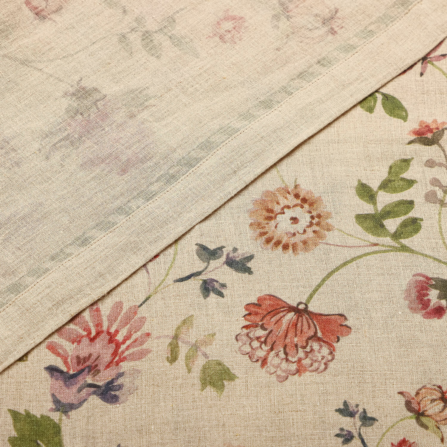 Leinen-Tischdecke in Beige mit zartem Blumenmuster, ideal für stilvolle Tischdekoration