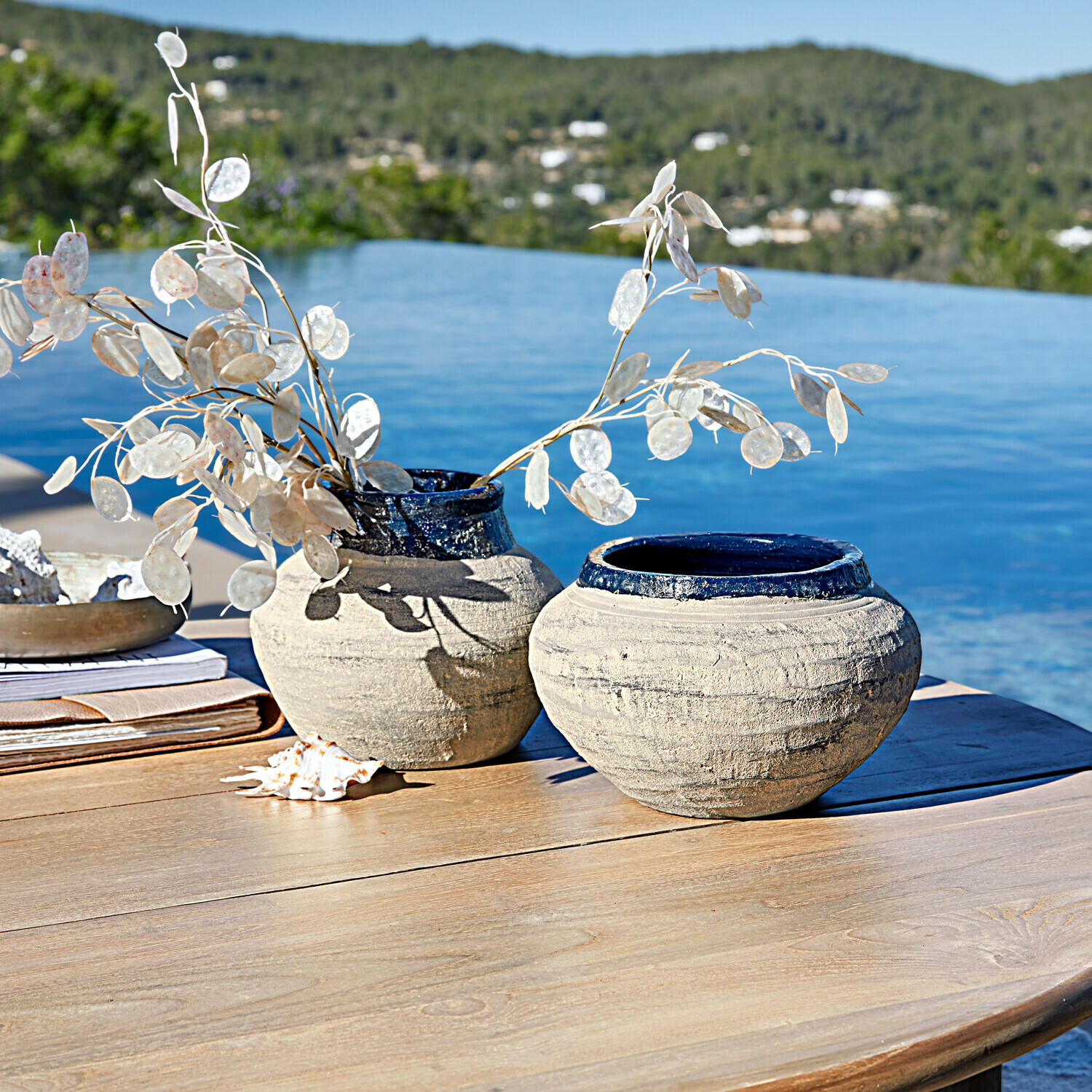 Vase 2er Set Dolciaro Zwei beige Keramikvasen mit blauer Umrandung auf Holztisch am Pool mit Trockenblumen