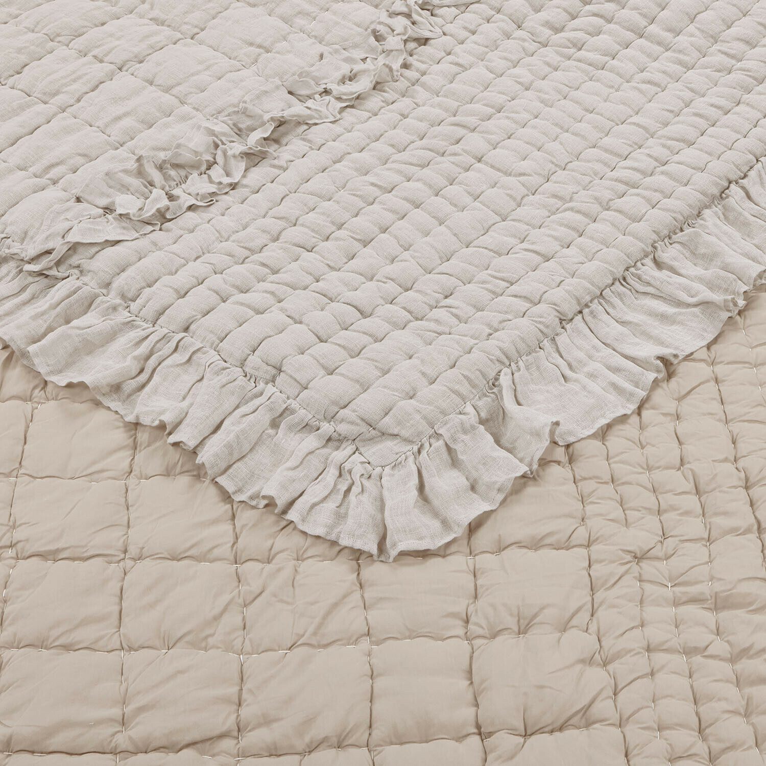 Beige gesteppte Baumwolldecke mit Rüschen, weich und dekorativ für das Schlafzimmer